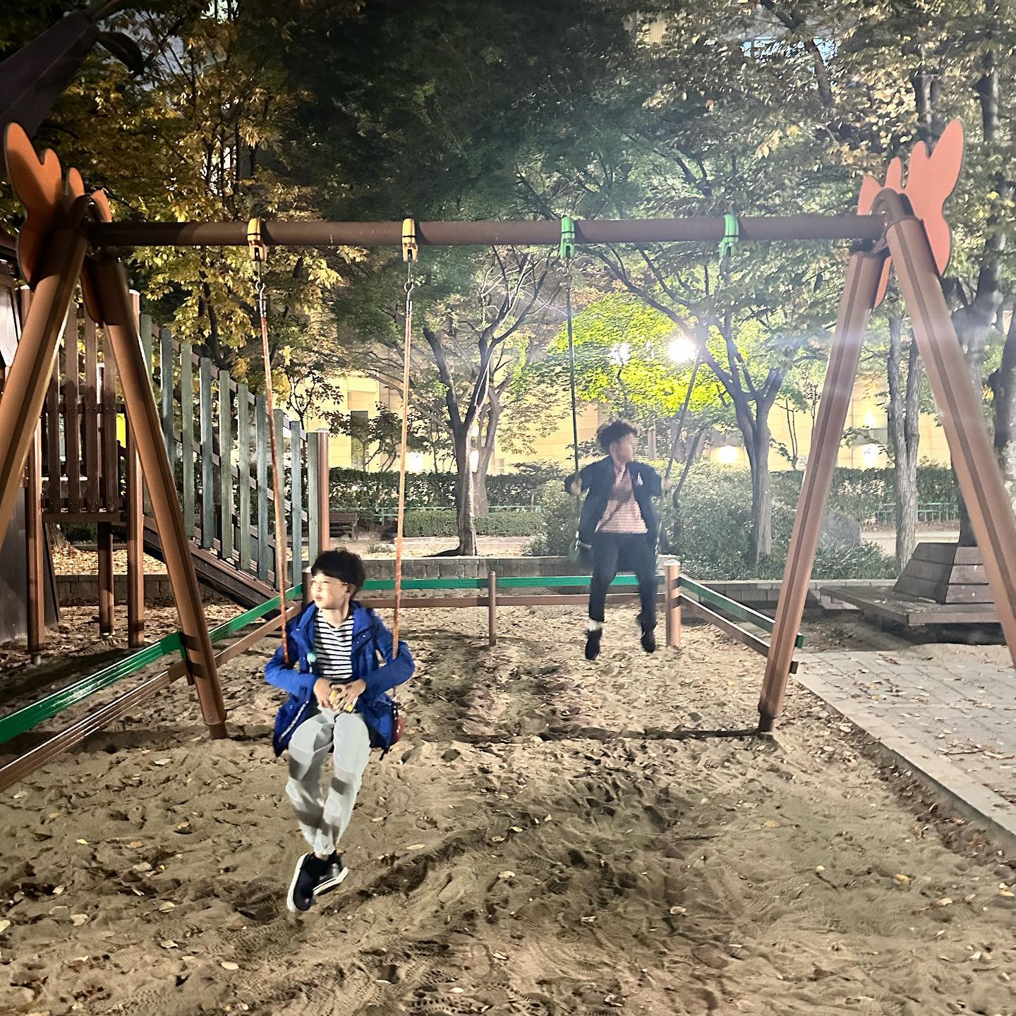 .
새로운 곳에서의 시작.
집 정리는 그래도 어느 정도 됐는데
애들 학원과 단골 맛집 세팅이 아직...🥲