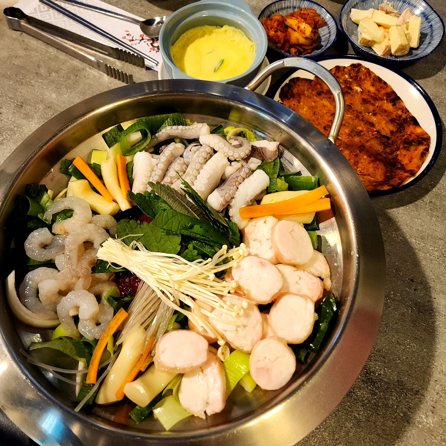 낙대새는못참지🐙🐂🦐
오동통하고 고소한 한우 대창에 
쫄깃쫄깃 식감좋은 굵은 낙지와
신선한 새우조합에 특제소스까지 
어우러지면 이만한 꿀조합이 없음 
.
.
취향껏 골라먹는 
낙곱새, 낙소새, 낙삼새, 낙닭새, 닭곱새 ❣️ 2인 / 22.0
.
.
대구 달성군 현풍읍 테크노중앙대로5길 16-6 1층
매일오전 11시30분 ~ 밤 10시 
.
.
#현풍맛집 #현풍닭곱새 #현풍카페식당 #현풍나들이 
#닭치고낙곱새 #닭치고낙곱새현풍직영점 #대구낙곱새맛집
