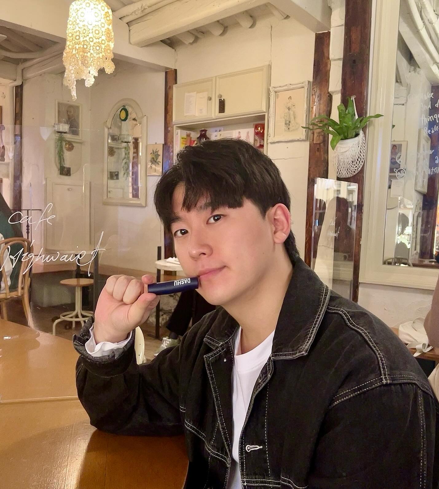 #협찬 #광고 #다슈립밤 
다슈 맨즈 컬러 체인지 모이스처 립밤💋

✅입술 온도 맞춤 발색
✅쉽게 녹지 않는 하드형 제품
✅끈적임, 번들거림 Zero
✅상쾌한 쿨링감 부여 

써보니까 너무 좋잖아~~