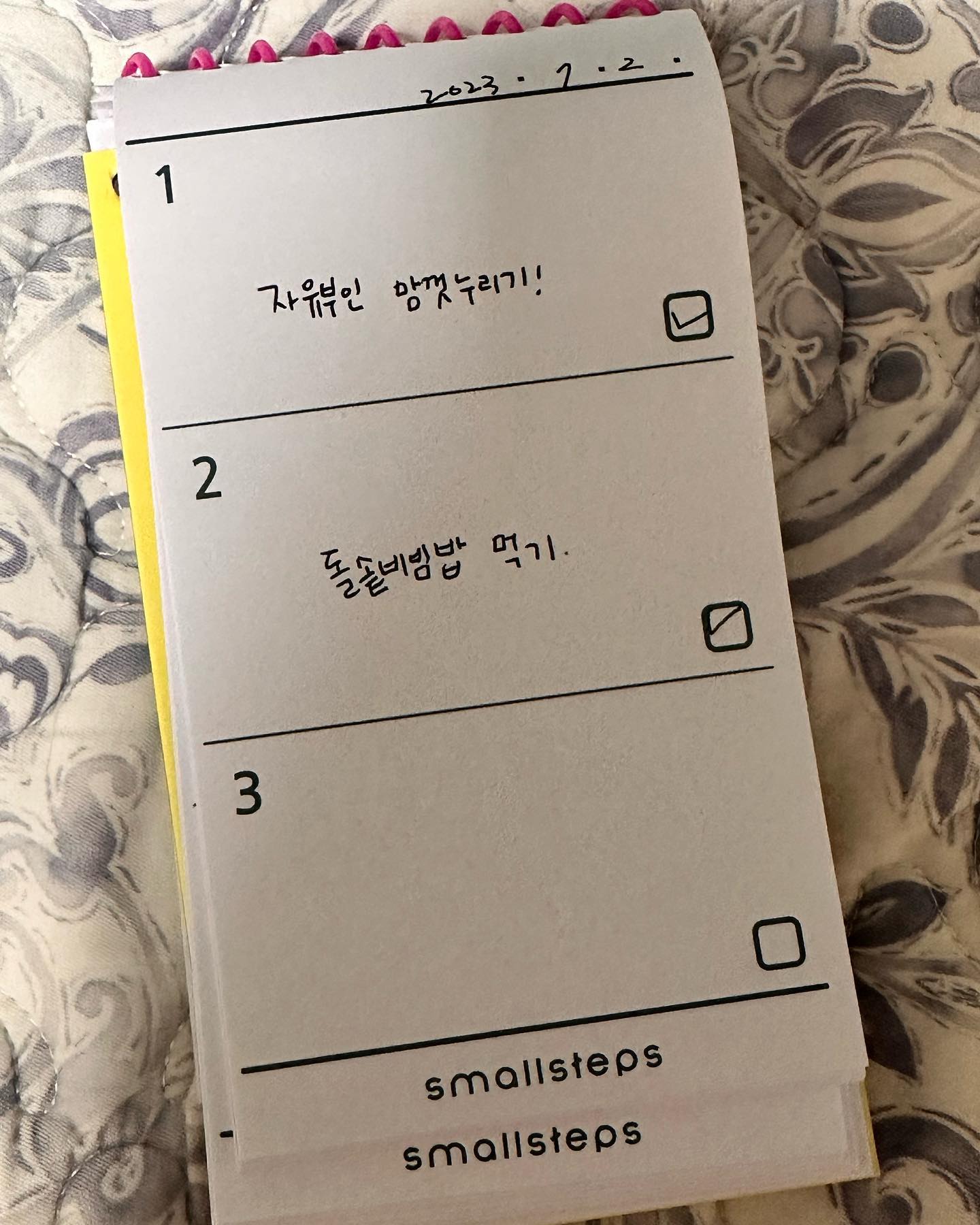 남편 쉬는 날, 대구로 자유부인 하고 왔다. 먹고싶었던 돌솥비빔밥도 먹고, 동성로 구경하고, 맛난 디저트까지. 혼자의 시간이 행복할 것 같았는데 집에있는 울애기랑 남편이 보고싶어서 서둘러서 왔다 히힛🧡 홈캠으로 계속 잘 있나 살펴보고 있음ㅋㅋㅋㅋ 기분전환 겸 잘 다녀옴요!! #남편고마워♥️ 

#스스러2기 #스몰스텝스 #투두리스트 #시간관리 #엄마들의특별한시간배분법