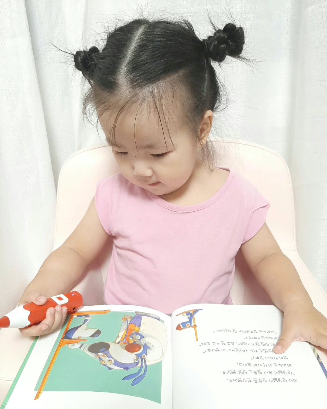 #도서협찬 #빛글출판사 #틸루블루

24개월 전후로 기본생활습관을 형성하고 바른생활을 익혀야해요.

그래서 많은 부모님들이 일상생활에서 끊임없이 상호작용하며 가르쳐주시죠?

이때 생활동화책을 함께 읽어주면
긍적적인 효과를 기대할 수 있어요.

프랑스에세 온 파란늑대 
🔹️틸루블루🔹️

🔸️어른들에게는 사소한 일상이야기지만 아이들은 비슷한 경험을 하는 주인공에게 공감하고
다양한 감정을 느껴요.

🔸️주인공을 통해 올바른 감정표현을 배울 수 있고 일상의 다양한 일들을 통해 어떻게 해야 하는지 알 수 있어요.

🔸️또 바른 생활습관도 배울수 있어요.

⭐아이들은 반복의 힘⭐

습관으로 자리잡기까지 꾸준하게 반복하며 가르쳐주고 경험할 수 있도록 도와주어야해요.

말로만 하는것 보다 책과 함께 해보시길요~~

🔹️따라서 유아생활전집은 필수🔹️

#유아생활동화 #생활동화 #생활전집 #아기생활동화 #3세생활동화 #4세생활동화 #세이펜호환책 #세이펜지원