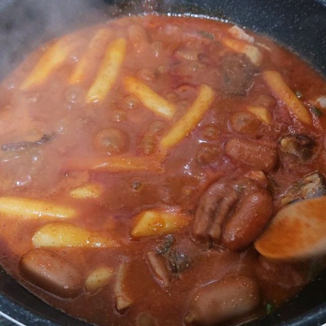 협찬,문의DM on Instagram: "#광고 ✅️30년 이상의 명맥을 유지하면서 오랫동안 꾸준한 사랑을 받아온 "백년가게"의 곱순떡 밀키트 먹어봤어요. ✅️국내산 돼지곱창과 순대가 푸짐하게 들어가