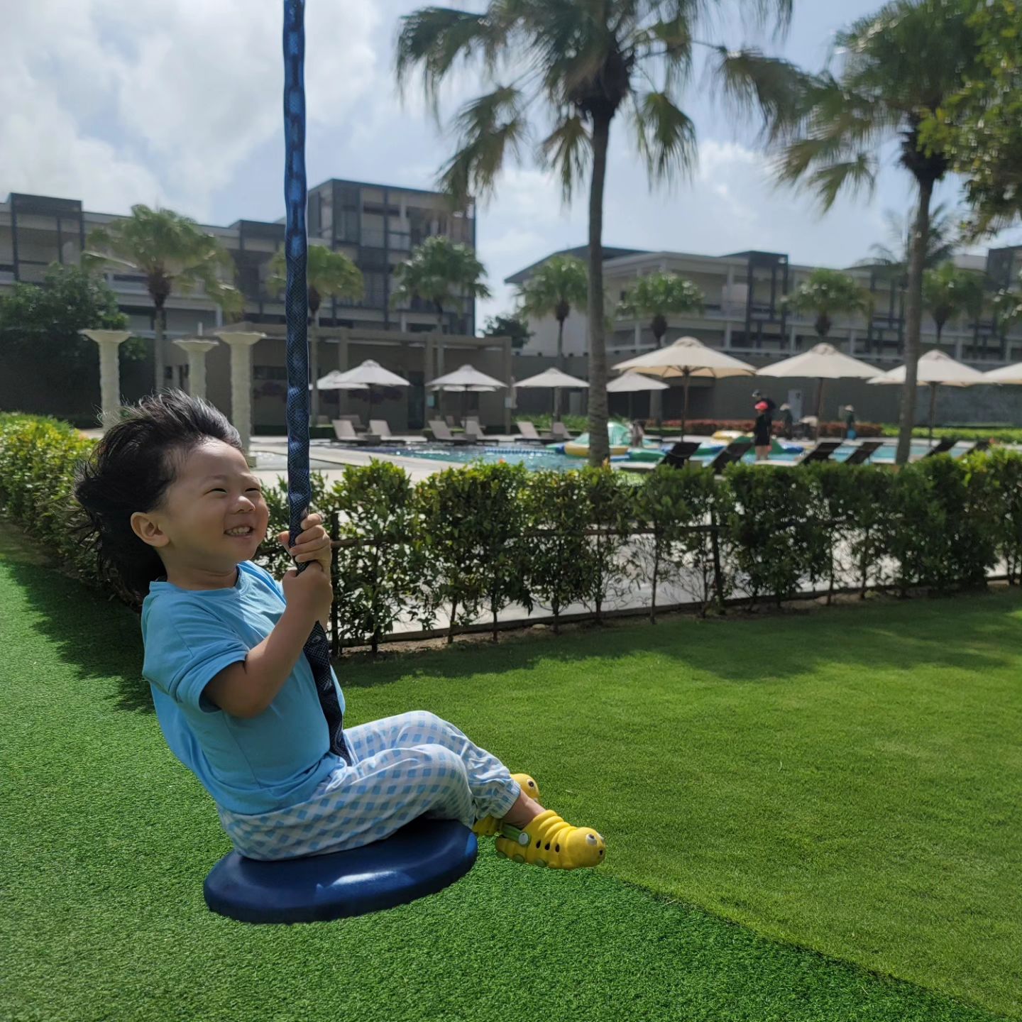 우주최강귀요미 in 베트남 다낭 🇻🇳

다낭 하얏트리젠시는 진짜 아이랑 가기 좋은 숙소!
우리 또슈브로가 백만번은 탑승했던 짚라인🩵

또유니 형 타니 재밌어보였는지 야심차게 도전 
얼마나 야무지게 타는지 말이필요없다 !

귀여움 진짜 한도초과!
우리 예쁜 슈니!
지금처럼 항상 밝고 신나게 웃으면서 자라길!

엄마가 사랑해!!!!

#베트남여행#다낭여행#하얏트리젠시다낭
#hyattregencydanang#vietnam 
#키즈짚라인#둘째는사랑#아이랑여행
#danang#hyatt
#귀여움한도초과
#둘째권장피드