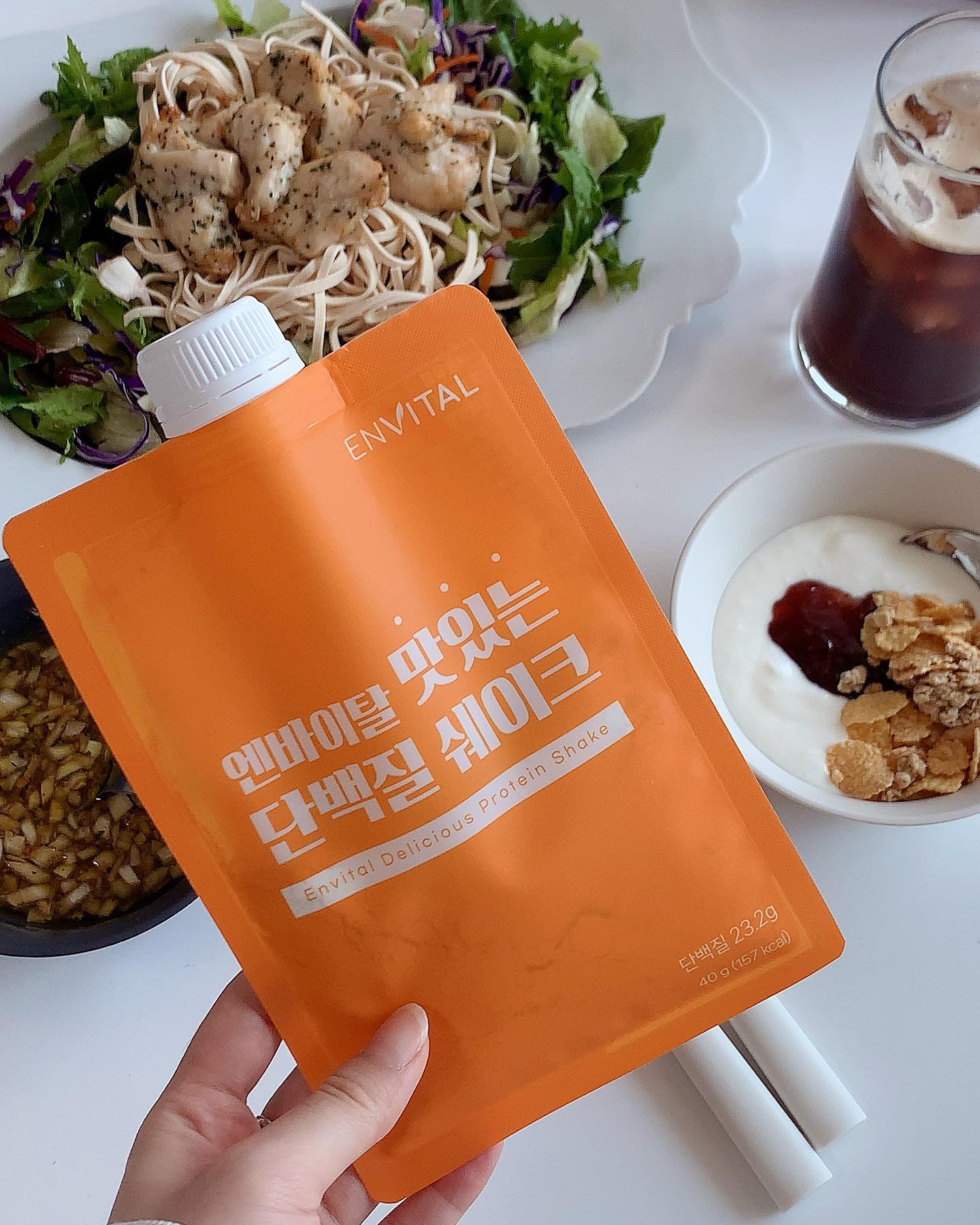 #협찬

맛있는 한 끼 쉐이크
엔바이탈🧡

가볍고 건강하게 그리고 맛있게
단백질 챙길 수 있어서
요즘 제 저녁이에요!

총 157kcal에 한팩에 단백질 23.6그램 충전되니까

가벼우면서도 든든하게 챙기고 싶었는데
엔바이탈 단백질 쉐이크에
계란 두개 먹으면
속은 차면서 식단 조절이 힘들지가 않아요

그리고 바쁜 아침에 후다닥 만들어 먹을 수 있으니
챙겨 먹기 너무 좋더라고요!

찬물에도 진짜 쉽게 녹고
오트볼이 들어있는데 꼬소하니 맛있어요!👍

#엔바이탈 #단백질 #쉐이크 #단백질쉐이크 #곡물 #오트볼 #아침식사 #맛있는단백질쉐이크 #다이어트 #식단 #식단일지 #단백질쉐이크추천 #직장인다이어트 #diet #shake #proteinshake