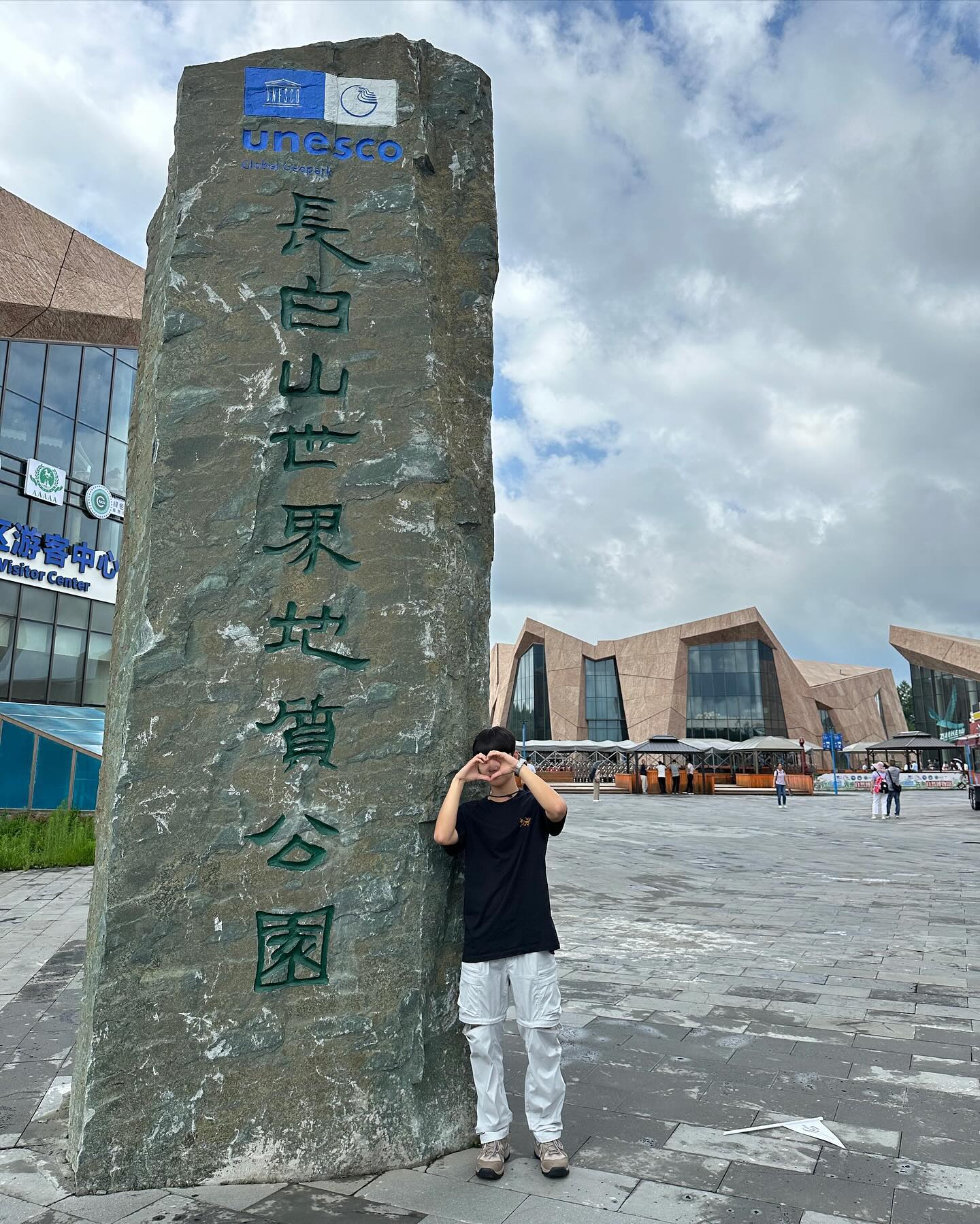 #캠프라인50주년 #백두산 
1편

🇨🇳
캠프라인 50주년 기념 백두산 콜라보 산행!

,,인데 날씨 이슈로 백두산이 통제되어서 못 갔다 ㅠ
대신 연변 투어(진달래 투어)로 변경!

백두산 못 간 건 아쉽지만, 좋은 사람들이랑 재밌는 여행해서 즐거웠다!

백두산은 다음에 도전!

🥾
이번 여행은 ‘캠프라인 산티아고 로우’ 제품과 함께 했다!
보통 등산화는 발이 불편해서 하산 후 바로 벗어던지기 마련이다. 
But, 산티아고 로우 제품은 여행 내내 신고 있어도 불편함이 없었다!
또 밑창이 쫀쫀한 게 느껴져서 접지 또한 너무 좋았다👍
등산 갈 때 너무 유용한 아이템이 될 것 같음!(진짜임;)

🌺
dda.__.som ola.heeun mount_gorani ru.gyeom gao__grace east_icycold d1101j hobbyman_taek rhseok bbobbisubok baekyung2 ht.avi pooh_golden greg_0202 aria_reum yooonzzl i.S.ha12 _ddu__ didori89 santahgo 

#캠프라인 #산티아고 #산에올라 #원피크 #campline #진달래투어