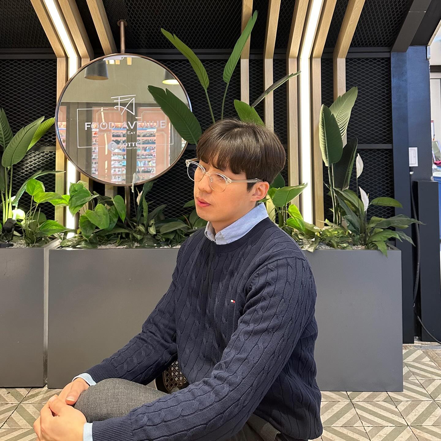 #광고 #레이븐티얼스 

둥근 모서리의 스퀘어 쉐잎을 보유한 하금테 안경👓

오버사이즈로 광대를 가려주기에 얼굴이 작아보이는 착시효과가 있어 남녀모두 착용하기 좋아요✌️

안정감이 느껴져 착용감 우수해요:)