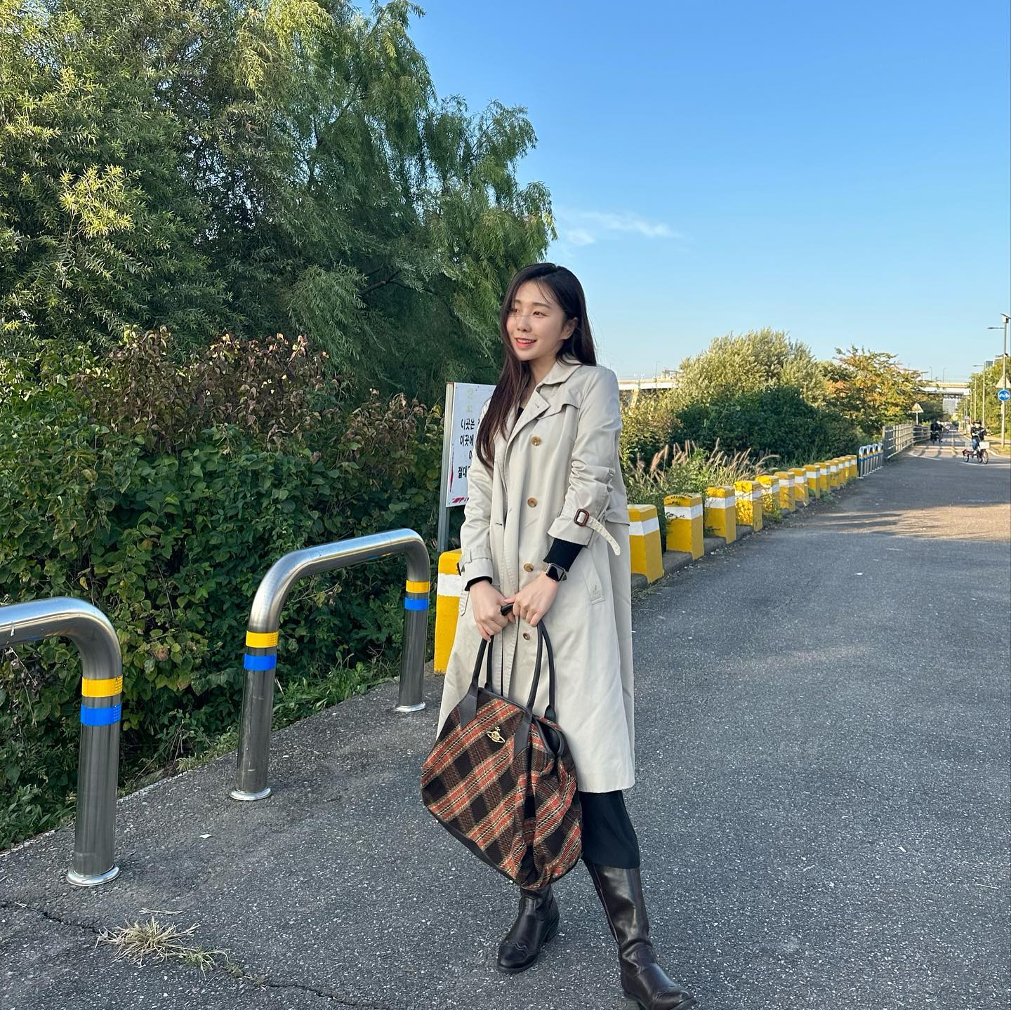 가을 소중해 가지마🍁🧸 
 요즘 하늘 매일 환상이라 산책할때도 드라이브 할때도 다 너무 행복하네😙 일몰은 말모,, 더 추워지기 전에 누려보자🤎🤎