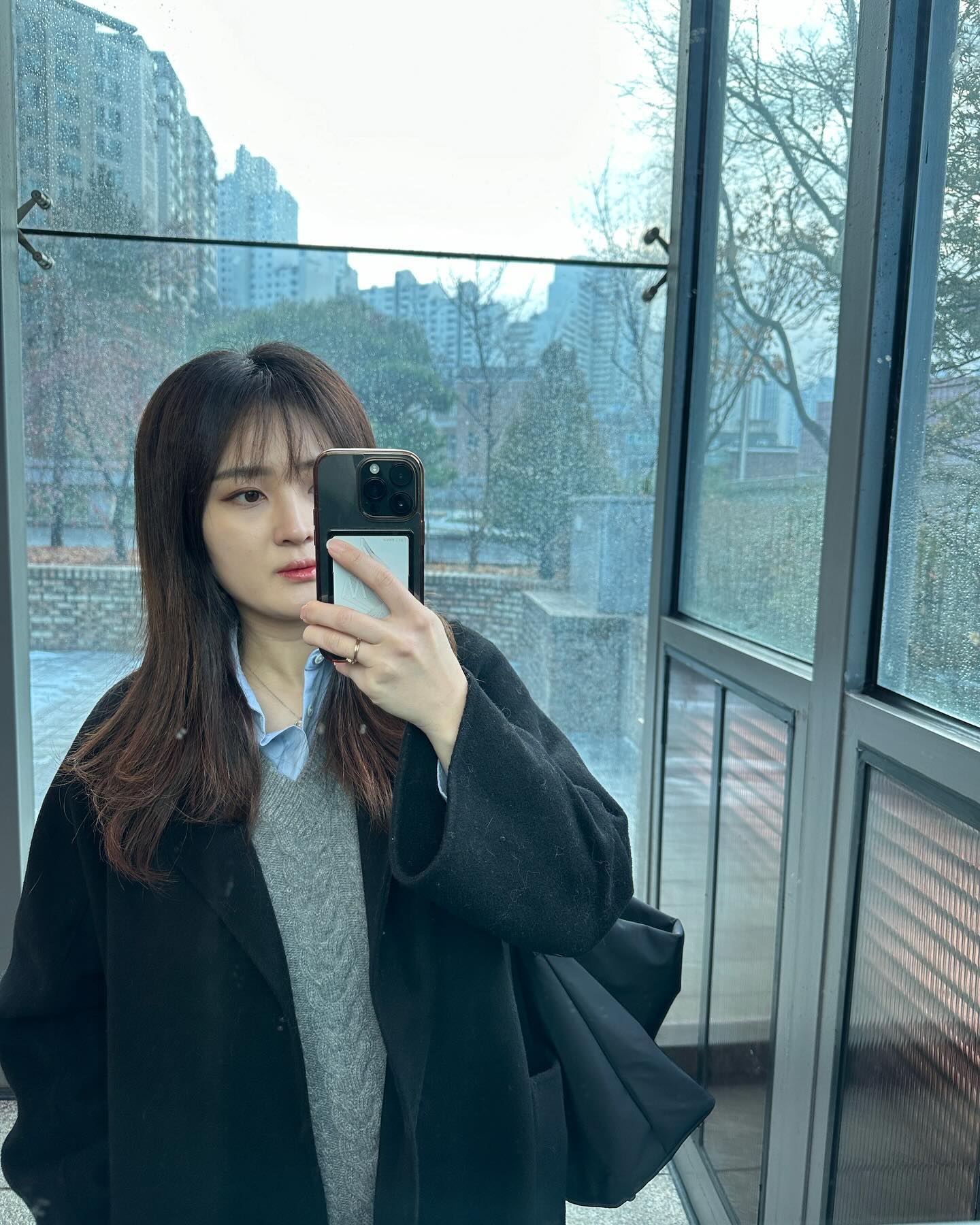 오늘은 늦기 전에 ^_^
이직 회사 입사한 지 반년 넘었는데 이제야 사원증 사진 찍어요ㅎㅎ 사진 찍는 날 좀 신경 쓴 옷차림ㅎㅎㅎ

니트 베스트 : #유메르 #케이블니트베스트롱
셔츠: 유메르 #발렌루즈셔츠
바지 : #오케플 #에어핏플리스
가방 : 유메르 #파나슈백
코트 : 오케풀 #히든홀울코트 

#출근룩 #데일리룩 #데일리코디 #출근룩기록 #ootd