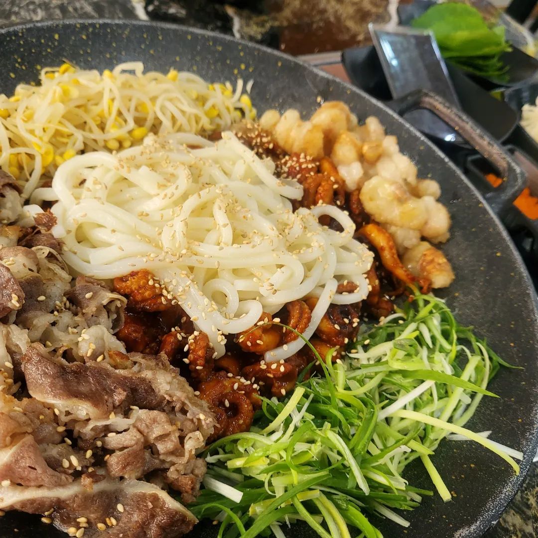 부산 서면에서 쭈꾸미의 진수를 맛볼 수 있는 곳, 쭈꾸미가 알고 싶다를 다녀왔습니다.
신선하고 특별한 활쭈꾸미가 있는 쭈꾸미계의 프리미엄 브랜드로, 다양한 스타일의 쭈꾸미 요리를 즐길 수 있는 인기 맛집입니다.
사장님의 형님께서 직접 수입한 쭈꾸미를 중간 유통과정을 거치지 않고 가져오는 만큼, 질 좋은 쭈꾸미를 푸짐하게 제공해 주십니다.

🐙 특별한 메뉴
이곳의 대표 메뉴인 불향 쭈꾸미는 화구에서 양념과 함께 조리되어 불향이 가득한 깊은 맛을 자랑합니다.
매운맛 조절이 가능해 맵찔이부터 매운 맛을 좋아하는 분들까지 모두 만족할 수 있습니다. 
또, 철판 쭈꾸미는 양념에 절여진 쭈꾸미를 철판에 볶아내어 깔끔한 맛을 선사합니다.
후라잉 쭈꾸미 튀김은 비법 반죽으로 통째로 튀겨내 바삭한 식감을 느낄 수 있고, 활쭈꾸미는 싱싱함이 살아 있어 쭈꾸미의 본연의 맛을 제대로 경험할 수 있습니다.

저는 매콤한 철판쭈꾸미에 대창토핑과 우삼겹토핑을 추가하여 매콤함+고소함+느낌함 을 제대로 즐겼습니다.
한국인의 마무리 볶음밥은 필수!!
반주로 부드러운 크림 막걸리를 강력 추천ㅎ 맛보기로 한잔을 주시는데, 차만 없었다면 낮술 달렸을 듯;;ㅎㅎ

🌟 추천 팁
맛있게 즐기는 법: 쭈꾸미를 쌈으로 즐길 때는 깻잎과 각종 재료를 조합해 보세요. 천사채와 날치알을 올리면 식감과 맛의 조화가 일품입니다.

🚗 찾아가기
서면 롯데백화점과 롯데 호텔 맞은편, 부산진 경찰서 방향으로 올라오면 뉴코아 주차장 바로 옆에 위치하고 있습니다.
주차지원은 따로 안 되나, 주차증을 보여주시면 계란찜을 서비스로 제공해 주십니다.
.
.
부산 서면 맛집 추천 : 쭈꾸미가알고싶다 부산서면점

📍 주소: 부산 부산진구 부전로 102-6 1층
🕚 영업시간: 11:00 ~ 24:00 (브레이크타임: 15:00 ~ 16:00)
📞 전화번호: 0507-1402-7942
❗ 연중무휴!
.
.
#서면쭈꾸미 #서면점심장사 #서면모임 #서면야식 #부산진경찰서맛집 #서면밥집 #쭈꾸미가알고싶다 #쭈꾸미맛집 #부산쭈꾸미 #서면술집 #서면데이트 #협찬 #리뷰노트