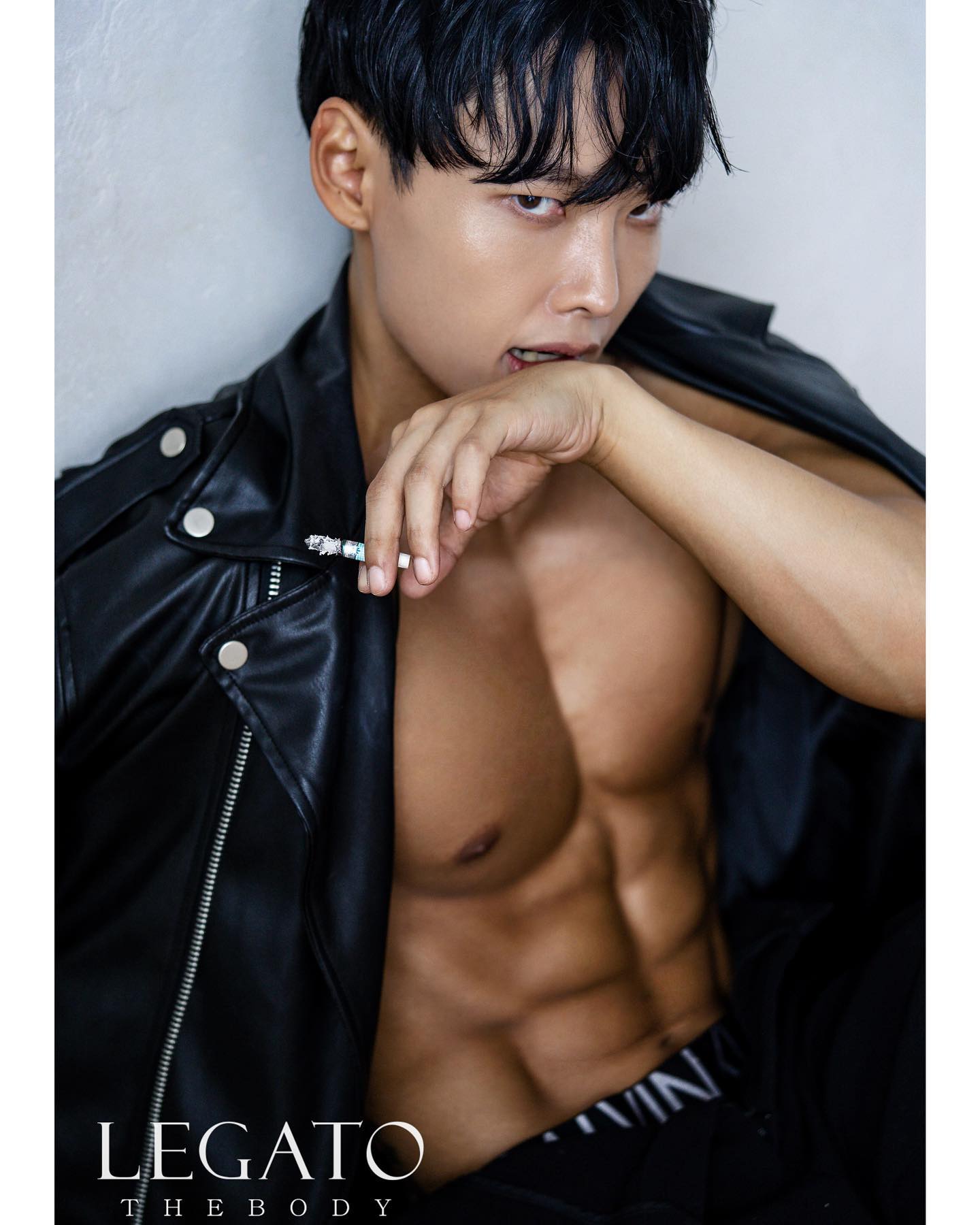 23년도 첫번째 바디프로필..💪🏻
원래 예정이었던 우정바프보다 2주 앞당겨져서 조금 더 많이 준비하게 되었던 시간.
아는분을 통해 작가님을 알게되었고, 그 작가님은 너무너무 금손이셨다…..!!
원하는 리즈를 정확히 해주시고, 마치 바디프로필이 아닌 화보같은 사진들을 남기게 되서 지금까지 찍은 순간중에 가장 미쳐버린 퀄리티가 나온것 같다.
아마 내가 살면서 가장 리즈사진을 남긴게 아닐까.
너무너무 감사합니다 작가님..!
choijak 
legato_thebody