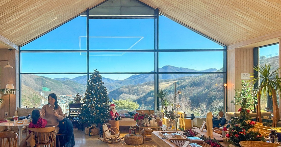 아름다운 산뷰와 크리스마스 🎄✨⭐️ 
가족과 함께한 주말 여행! 

남편이 멀리서(?) 찍어줬는데 더 멋지게 나옴 😊😊

#크리스마스 #beautifulview #태백여행 #카페투어