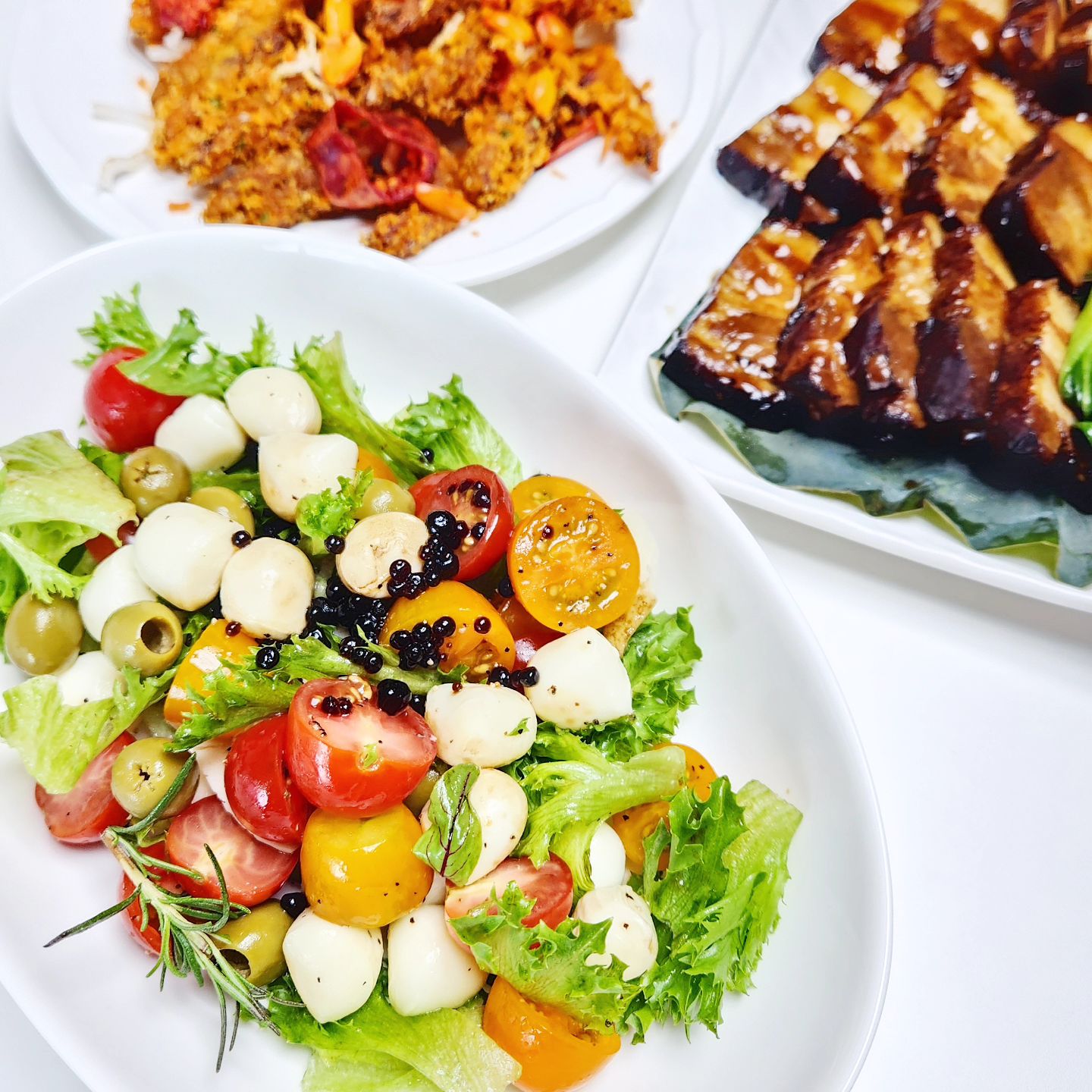 #협찬 🏠아펠가모앳홈_홈파티 케이터링

맛있기로 유명한 웨딩 아펠가모에서 출시한 프리미엄 파티 케이터링 브랜드
아펠가모앳홈🎈에서 홈파티 케이터링을 받아봤는데요
총 7종 먹어봤는데 최강을 뽑을 수 없을 정도로 다 맛있었어요

🥗'보코치니 카프레제 샐러드'는 신선한 채소와 치즈가 진짜 한가득..♡
🥓'동파육'은 한 번 먹으면 멈출 수 없는 중독적인 맛!이었고
🍤'갈릭 향라새우'는 은은한 매콤함과 달콤함으로 시간이 지나도 맛있었어요
🍍'베트남 분보싸오'는 정말 신선하고 푸짐하고 깔끔한 맛
🥣'후난식 소고기 볶음밥' 요게 요물! 정말 포슬하면서도 불맛이 살아있었고
🍣'씨푸드 파피요트' 비린내 1도 없이 부드럽게 즐길 수 있었어요
🍛'마크니 커리 탄두리 치킨'는 말모 커리 러버가 순삭할 맛이었습니다

퀵 배송으로 원하는 시간과 날짜에 받아볼 수 있어서 따뜻하게 즐길 수 있었고
무엇보다 깔끔하고 안전하게 배송이 와서 받는데 기분이 좋더라구요!
아! 더채플앳 청담에서 방문 픽업도 가능하답니당

저희는 올만에 외식하는 기분을 내려고 먹었는데 집들이나 홈파티, 가족모임에도 좋겠더라구요♡
6종류의 고메박스세트와 2종류의 키즈세트, 기업 대상으로 케이터링 음식도 있다고 하니 상황따라 선택지 가득가득!!!

퀄리티와 서비스 모두 만족스러워서 왕왕 추천합니다👍
-
📌#ye또먹_홈파티 #ye또먹_배달
#더채플릿청담 #아펠가모앳홈 #홈파티 #홈파티음식 #홈파티케이터링 #박스케이터링 #고메박스 #집들이 #돌잔치 #홈파티테이블 #포틀럭파티 #집들이음식 #집들이메뉴 #홈파티요리 #케이터링 #아펠가모