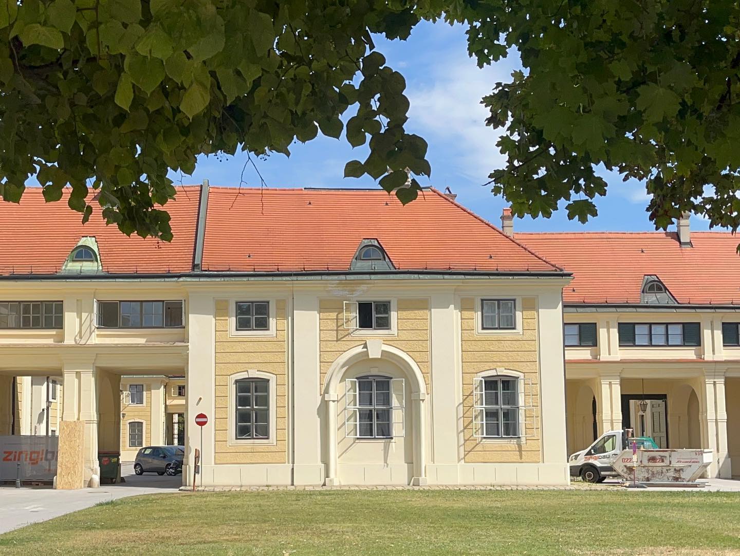 🇦🇹 맑은 날의 쇤부른궁
공원 입구의 정원이 유독 감성적이었다

📍Schloss Schönbrunn, Vien, Austria
