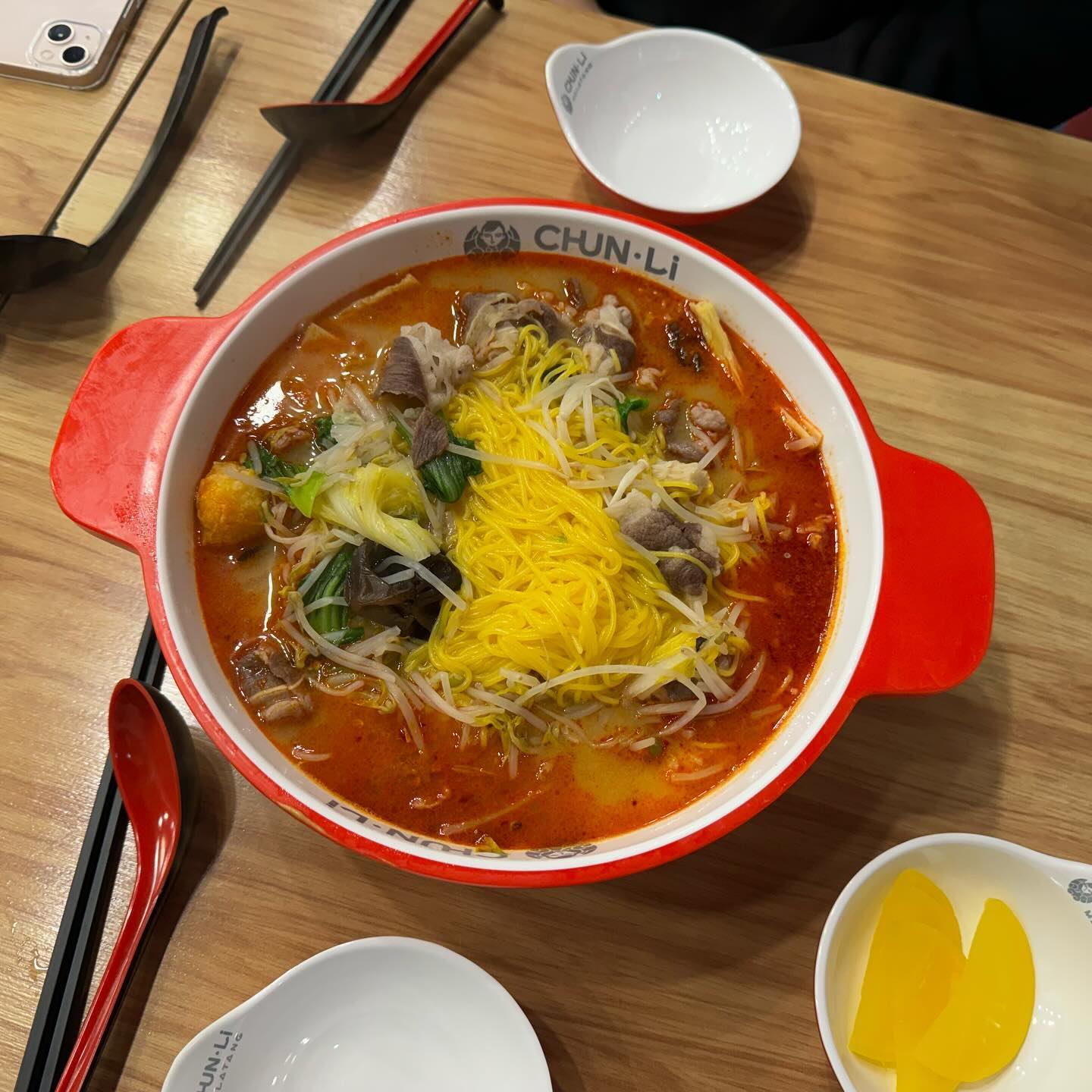 얼마전 신랑이 중국 출장을 다녀왔는데요~
현지 음식 잘 먹는 신랑이지만 이번 중국 출장 가서는 음식이 입에 안 맞았다고 하더라고요
그래서인지 한국 들어오자마자 한국화가 되어있는 중국음식을 먹고 싶다고 해서 중국집을 갈까 하다가 안양역 근처에 위치해 있는 마라탕 맛집 #춘리마라탕 에 방문하기로 했어요

🔸마라탕 주문하는 법🔸
1. 바구니+집게를 집습니다
2. 먹고 싶은 재료를 담습니다
3. 계산대로 가서 저울 위에 올려놓습니다
4. 보글보글 맛있는 마라탕 완성
5. 주문번호를 부르면 자리에서 손을 흔들어주세요

셀프바에는 다양한 야채들과 각종 면 등이 있는데 종류가 정말 엄청 다양하네요!
위생에 특별히 신경을 많이 쓰신다고 하던데 재료들도 다 신선하고 엄청 깨끗하게 비치되어 있어 너무 좋더라고요!

🔸주문 메뉴🔸
✔️마라탕 868g 1단계 16,700원
✔️소고기 2봉지 6,000원
✔️콜라 2,000원

이제는 마라탕도 이제 남녀노소 모두가 즐길 수 있는
메뉴 중 하나인 것 같아요^.^
특히 포장, 배달하시는 손님이 많으시더라고요

전체적으로 매장 분위기도 깨끗하고
특히, 셀프바에 진열된 야채들이 신선해서 좋았어요
마라탕 초보인 저에게도 너무 맛있는 한 끼 식사였답니다

춘리 마라탕은 마라탕뿐만 아니라 마라샹궈와 꿔바로우도 맛볼 수 있어요
리뷰 보니까 마랴상궈랑 꿔바로우도 엄청 맛있다는데 다음엔 마라샹궈와 꿔바로우를 먹으러 와야겠어요^.^

🏠주소: 경기 안양시 만안구 만안로 210 1층 101호
(1호선 안양역 1번 출구에서 264m)
🚘주차안내: 주차불가 근처 공영주차장 이용(유료)
📞전화번호: 031-465-1127
🕰️영업시간: 10:00 ~ 22:00
🌸 포장, 배달, 무선 인터넷, 예약

#먹스타그램 #안양맛집#안양역맛집#안양마라탕#안양역마라탕#마라탕#안양혼밥#안양역혼밥#마라샹궈#꿔바로우#마라맛집#일상#소통#선팔환영#맞팔환영#먹팔환영#디너의여왕체험단