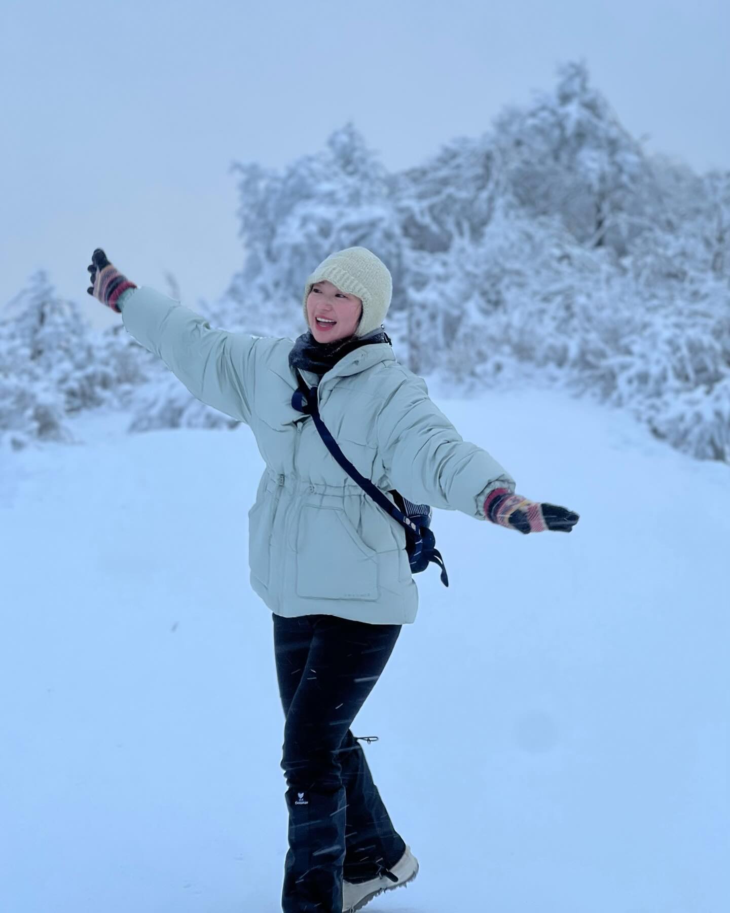 .
너무 한참 지나버린 2023 눈꽃산행기록❄️
너무 늦게 출발해서 호다닥 다녀오느라 
정상에서 10분도 못 있었고, 내려오니까 해졌지만😂
너무 벅차게 행복했던🏔️🤍

아무도 없는 고요한 비로봉 정상도
오르는 내내 들리던 뽀드득소리도
온통 하얀눈으로 덮인 풍경도
작고 귀여운 동고비🐧도
무엇 하나 좋지않은 것이 없었던 날👍

진짜로 행복은 찾아내고 담아내는 사람의 몫이야🤍

⛰: 오대산 비로봉
 ( 상원사 탐방지원센터-적멸보궁-비로봉-원점회귀)
🚗 : 상원사 탐방지원센터 주차비 6000원
🏃🏻‍♀️: 약 7km
🕰️: 등산 1시간35분, 하산 1시간15분, 정상10분+동고비구경15분ㅋㅋㅋㅋㅋㅋ 총 3시간 15분
🌡️: 너무 오래되서 기억이 안난다.....영하..5도나 8도 정도...?? 
  풍속 1-3이라서 바람이 거의 안 불었음!!👍
👕: 기모긴팔+젝시믹스집업+얇은후리스+패딩/ 기모레깅스+울니삭스+방풍바지 / 넥워머+바라클라바

특히 울양말+바라클라바+넥워머 필수!!!❤️

shell_corporation 울니삭스 혁명....이야🤍 
나 왜 이거 이제 샀어...안 추운정도가 아니라 3시간 내내
발이 훈훈했다ㅜ!!! 수족냉증러 인생최고의 방한템!!!!!!👍