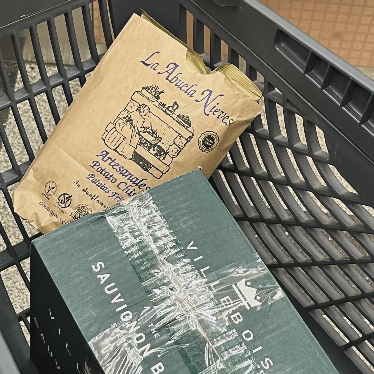 I’m halfway through December 2023. Here’s a roundup of what I love: buying wine by the box, exploring art gallery exhibits, going on a dreamy cafe tour while sipping coffee, digging for LPs, cranking up the speakers, attending concerts, and my ultimate favorite – lounging in a warm home.