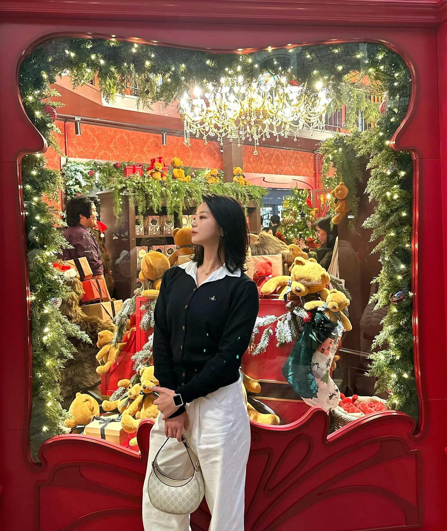 더현대🎄
(주말에는 가지말자~_<)

운동복이 역시 제일편하고
제일 잘어울료,,,
.
.
#더현대서울 #더현대 #여의도 #크리스마스트리 #미리크리스마스 #복잡 #혼잡그자체