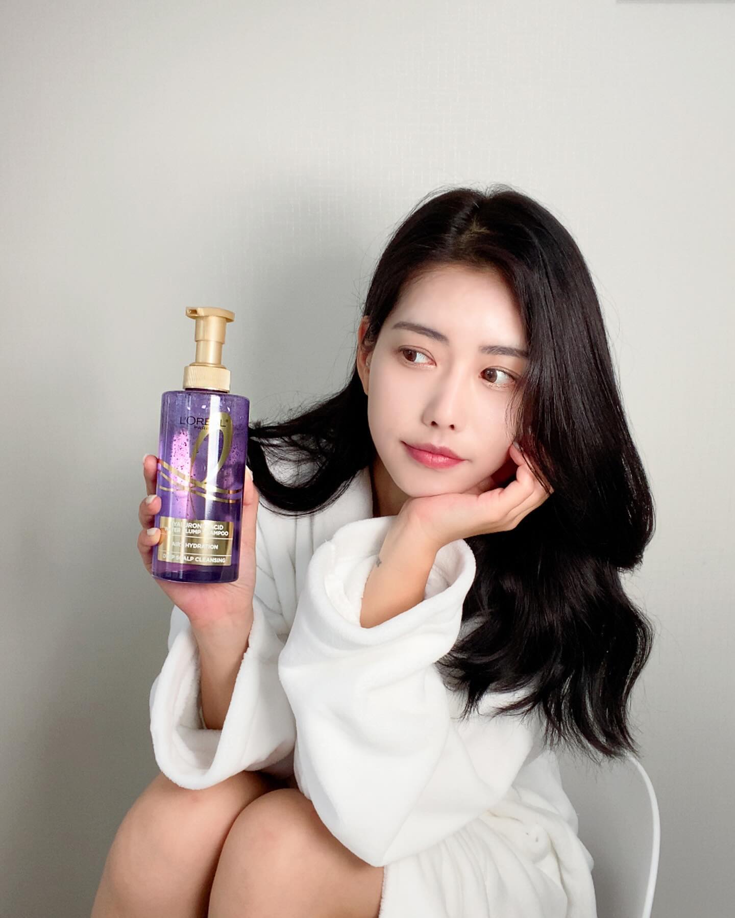 #유료광고

두피부터 케어를 시작하는 건 기본이죠! 두피도 피부처럼 꼼꼼한 관리가 필요하다는 거, 잊지 말아야 해요.😘😘 로레알파리의 이 샴푸는 히알루론산이 들어가 있어서 두피에 수분을 채워주고 자극 없이도 촉촉함을 느낄 수 있어서 마무리감이 좋더라구요.💜💜 또한, 미산성으로 두피를 편안하게 진정시켜주고 유수분 밸런스를 맞춰줘서 하루 종일 편안한 느낌을 줘요.🫧🫧거품도 풍성하고 섬세해서 데일리 두피 세정에 딱이에요. 그리고 머릿결까지 촉촉하게 가꾸어주니 뿌리 볼륨도 놓치지 않아요. ꈍᴗꈍ 

✨ 로레알파리 히알루론산 두피 샴푸 440ml+100ml 기획세트는 5월 1일부터 5월 4일까지 14,500원에 판매되니 놓치지 마세요. 🙌🏻🙌🏻 그리고 5월 5일부터 5월 31일까지는 14,900원으로 구매할 수 있어요.

lorealparis
#로레알파리 #두피스킨케어 #수분에진심 #히알루론산두피샴푸 #히알루론산 #샴푸 #샴푸추천 #두피샴푸 #두피케어 #올리브영 #올리브영샴푸 #올리브영두피샴푸