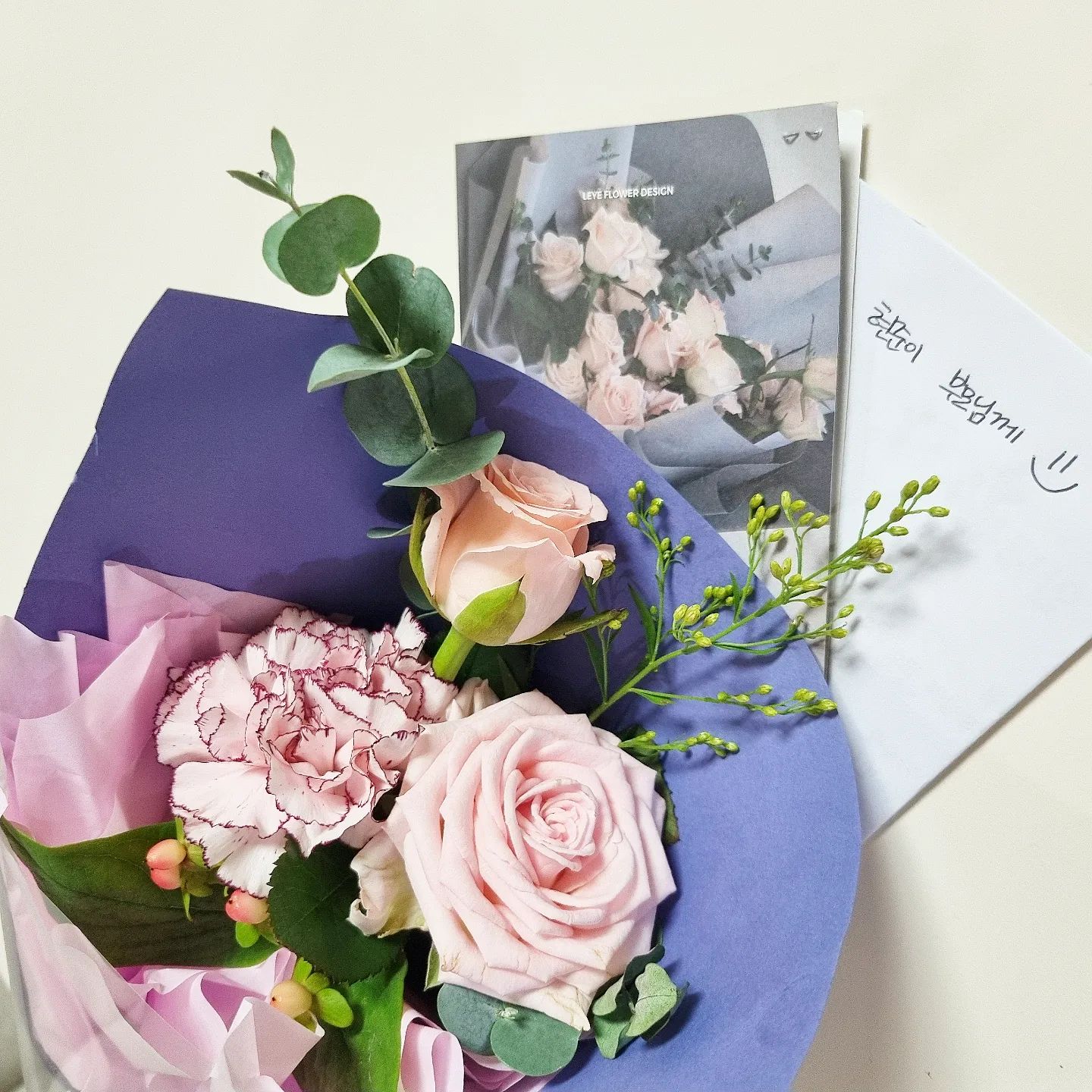 ⠀
아이셋 키우며 선생님께 감사선물을 받기는 처음이라 ;;
아이를 믿고 맡겨 주셔서 감사하다고~
오히려 더 감사한 마음~♡
⠀
#감동의쓰나미 #잘부탁드립니다🙏🏼 #좋은인연
#꽃은사랑입니다 #좋은기운가득 #좋은일이오려고그러나보다