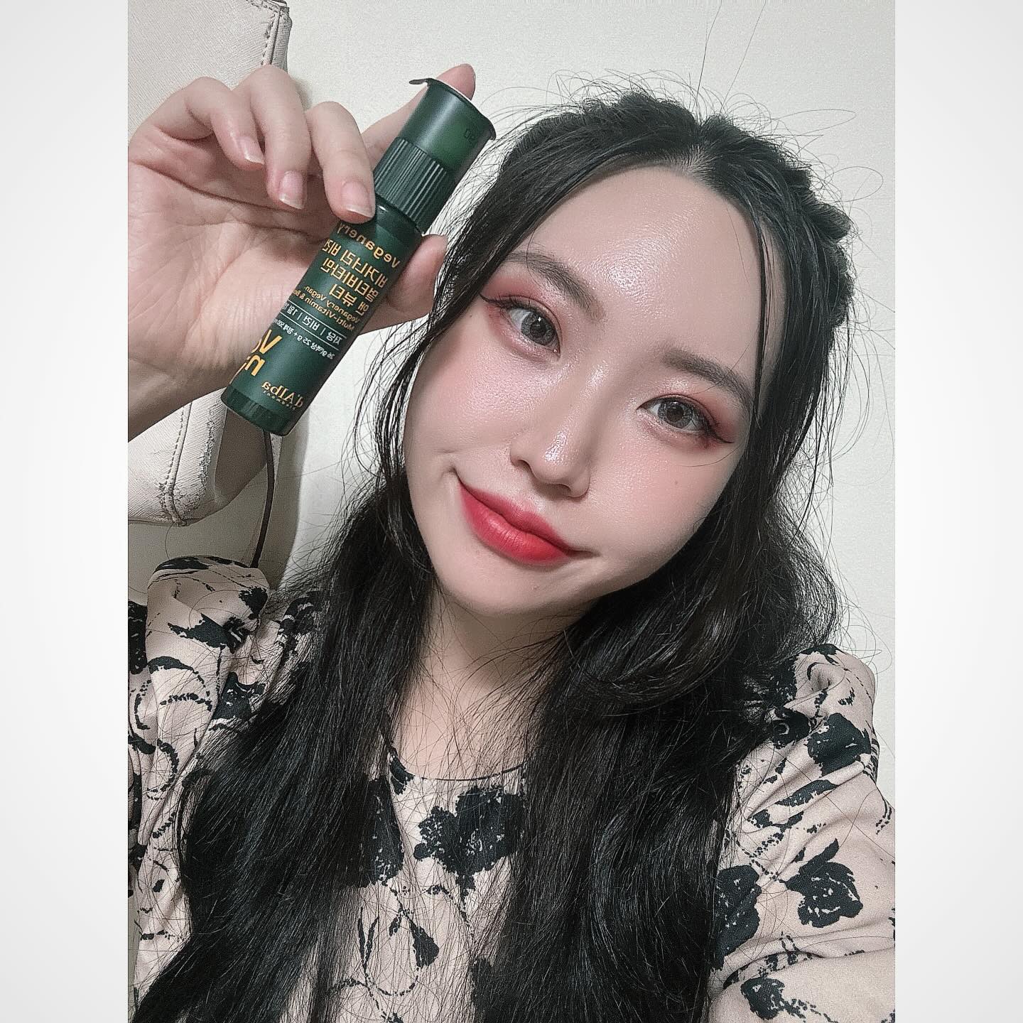 #협찬

✨ 내가 가장 사랑하는 ✨
#달바 #비거너리 #멀티비타민앤뷰티 🫶

🌱에너지 충전과 피부 보습 관리를 하루 한 병으로 채울 수 있는 고함량 #올인원비타민
🌿 독일, 미국 등 믿을 수 있는 원산지의 비건 멀티 비타민
🌴 일일 영양 성분 기준치 100% 비타민 11종 + 미네랄 7종 + 철 30%까지 총 19종을 과학적으로 배합한 멀티비타민

회사 출근하면서 하나씩 챙겨먹기 딱 좋은 달바 #비거너리멀티비타민
넘 피곤해서 죽겠다 싶을 때 하나 먹으면-!!! 다시 부활-!!!🔥
비건이라 걱정없고, 액상이 샤인머스켓맛이라 맛있고 상큼해서 더 좋아-💛

veganery_official

#veganery #달바멀티비타민 #멀티비타민추천 #뷰티리뷰 #뷰티템 #리뷰블로거회양목 #좋반
