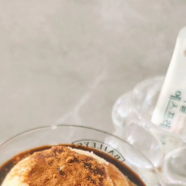 젊은날의 기록✏ on Instagram: "커피 한 잔 하기 좋은 요즘🍂 우리 신랑이 좋아하는 아포가토🍨 나는 얼죽아 욕심내다가 결국 아이스 한 잔, 따뜻한거 한 잔 마신다😅 집에서 아포가토 만들