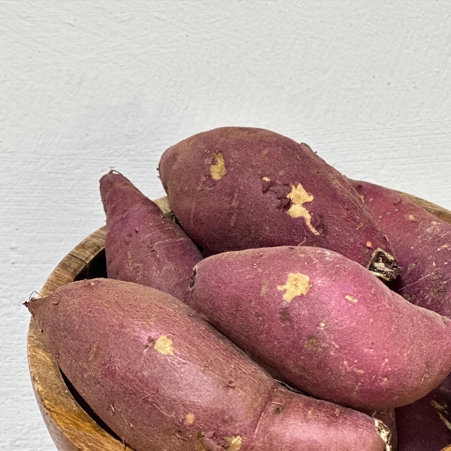 해남 꿀 밤고구마🍠

저녁밥 먹고 후식으로 고구마 먹기😋
후식으로 먹다가 혼자 먹기 아까운 맛이라..ㅎ
아주 그냥 여기 고구마 맛집이잖어
아주 꿀이 떨어져유~! 찐 꿀 고구마!🍠
사이즈도 한입사이즈여서 먹기 편하구요
입안 가득 고구마로 채울 수 있구요
촉촉해서 목 매힘이 없구, 맛이,,미춋다🫢 
꿀이 떨어진다🍯
안 먹어보면 후회할 맛! #말모말모〰️ 
식어서 먹으면 고구마 말랭이가된다는점
최애 간식

#해남고구마 #해남 #고구마 #고구마요리 
#겨울간식추천 #겨울간식 #고구마 말랭이