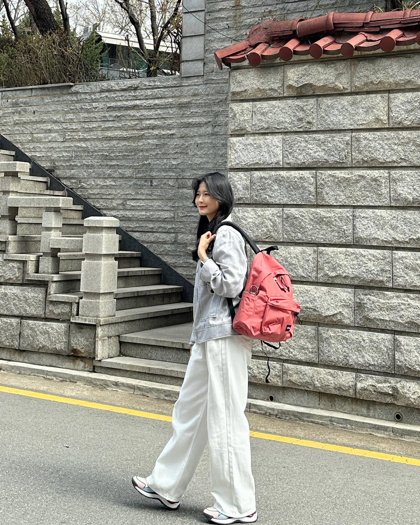 #협찬 eastpak_korea
새 가방 들고 신남💕

포인트로 들기 너무 예쁜 나의 귀여운 백팩🎒
역시 백팩의 근본 이스트팩ෆ 색감 너무 예쁘고ㅠ 수납력 짱짱에 사이드포켓도 있어서 음료수넣고 나들이가기 딱이다><히히

✅3/20~3/31까지 이스트팩 슈퍼세일 진행한다고해요!! 다양한 콜라보와 행사 상품 세일 진행중이니까 꼭 구경가보세용₍₍ (ง ˙o˙)ว ⁾⁾

#이스트팩 #이스트팩백팩 #대학생백팩 #학생백팩 #학생가방 #대학생가방 #데일리백 #남자가방추천 #여자가방추천 #가방추천 #컬러가방 #컬러백팩 #스트릿패션 #캐주얼패션 #가방 #백팩