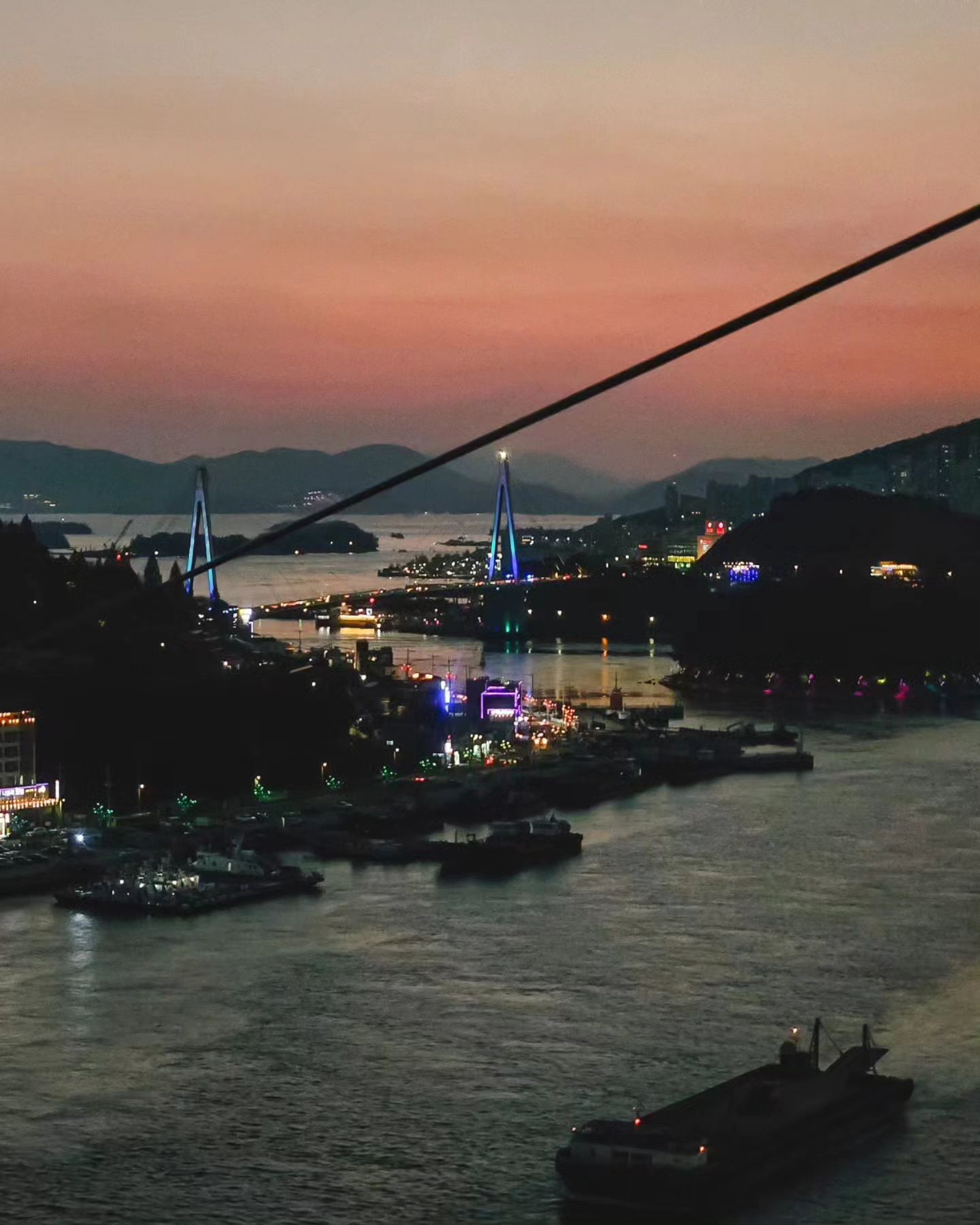 #나를사로잡는순간 

자산공원으로 돌아오는 해상케이블카 타고 보는 여수 밤바다 🌉✨️ 
여수니까 게장정식 먹어 주고 딸기 처돌이니까 딸기모찌 사고 
#종포해양공원 과 #하멜등대 까지 걸어 본다. 

📍 #여수해상케이블카 돌산정류장 
✔️ 전남 여수시 돌산읍 우두리 
✔️ Shot on Galaxy S23 Ultra 

#R_여수 #여수여행 #여행스타그램 #여행다녀왔습니다 #여수여행코스 #여수
