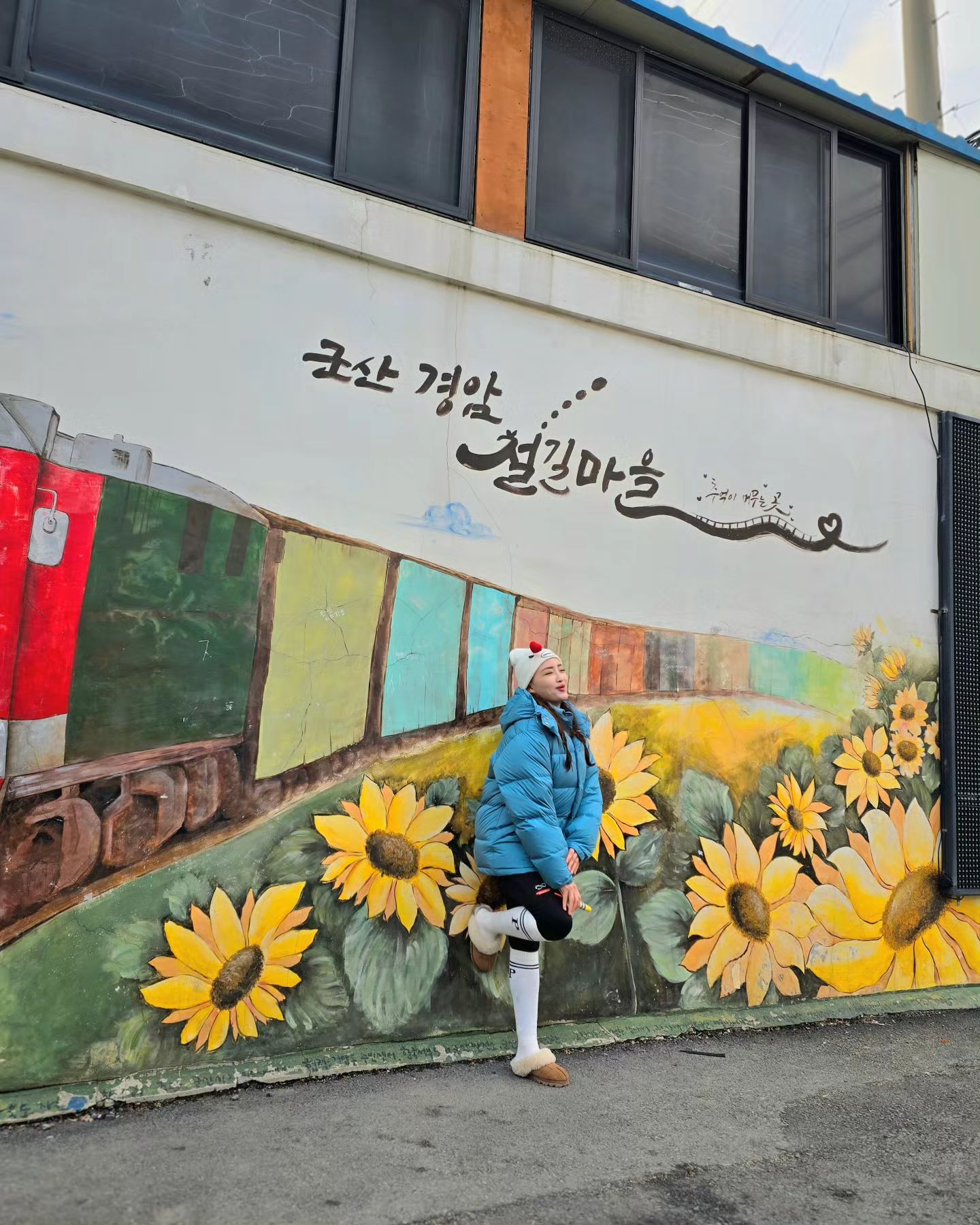 .
.
밀린피드
3월3일 연휴 마지막날 

축령산 갔다가 철길마을 들러 구경했는데 
정말 구경만 했어요🥲 아 증말🤦‍♀️ 아무것도 못 사게하고
사진관에서 촬영도 못하게 하고 🫠 
밥만 허락?해서🤣 진성원에서 짬뽕덮밥을 먹었어요
너무 맛있어서 또 기분이 좋았답니다☺️

.
.
.
#종이인형사고싶었는데 #짝꿍사고싶었는데 #🐷 #진성원 #군산가볼만한곳 
#군산철길마을 #군산여행 #철길마을 #군산 #연휴 #일상기록 #일상스타그램 
#여행스타그램 #맛집