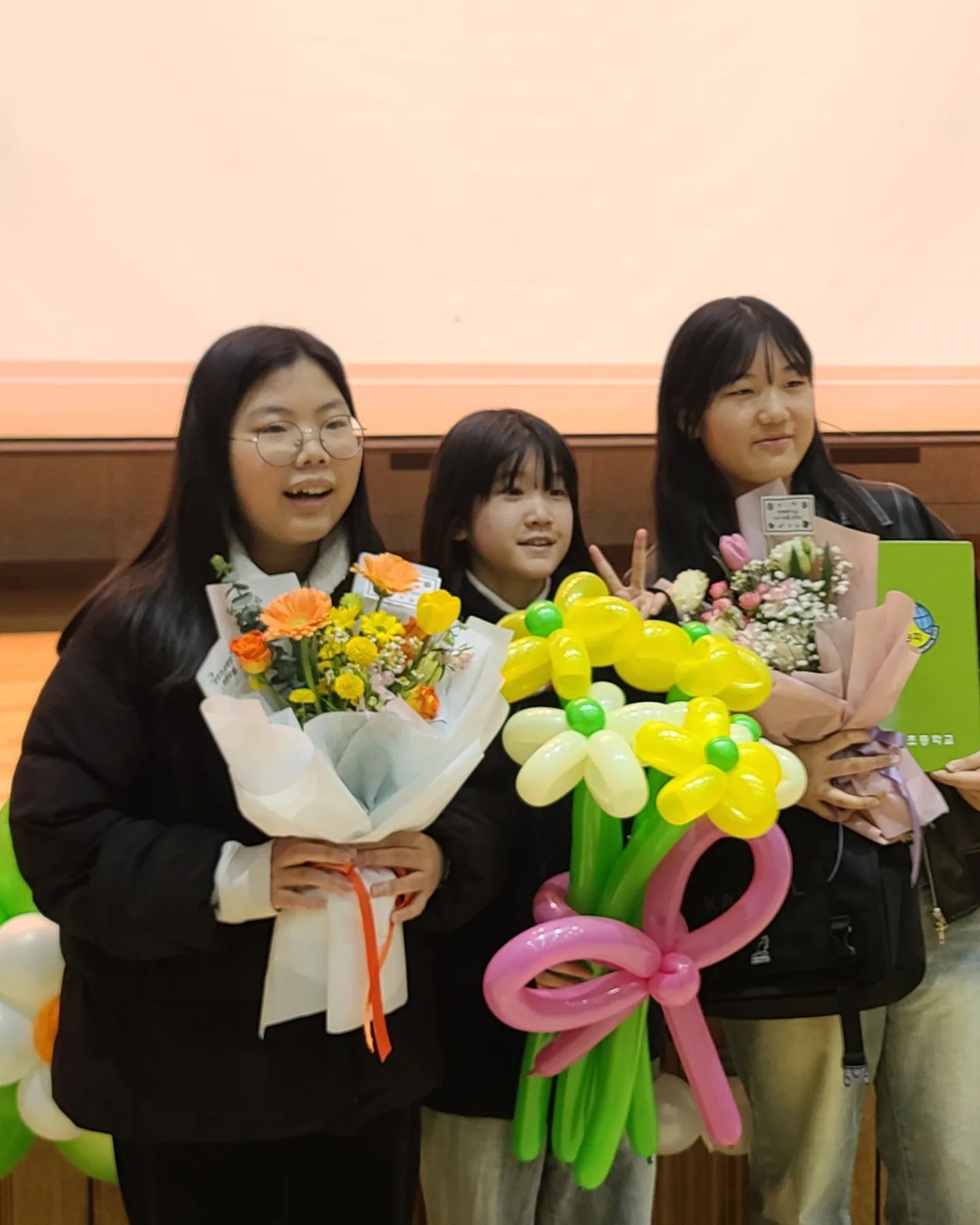 졸업축하 효주
생일때 만들고 남은 풍선으로 
알뜰하게 재활용 해서 만들어봄
졸업끝나고 신난 효주 
#졸업 #초딩졸업
#중딩둘맘