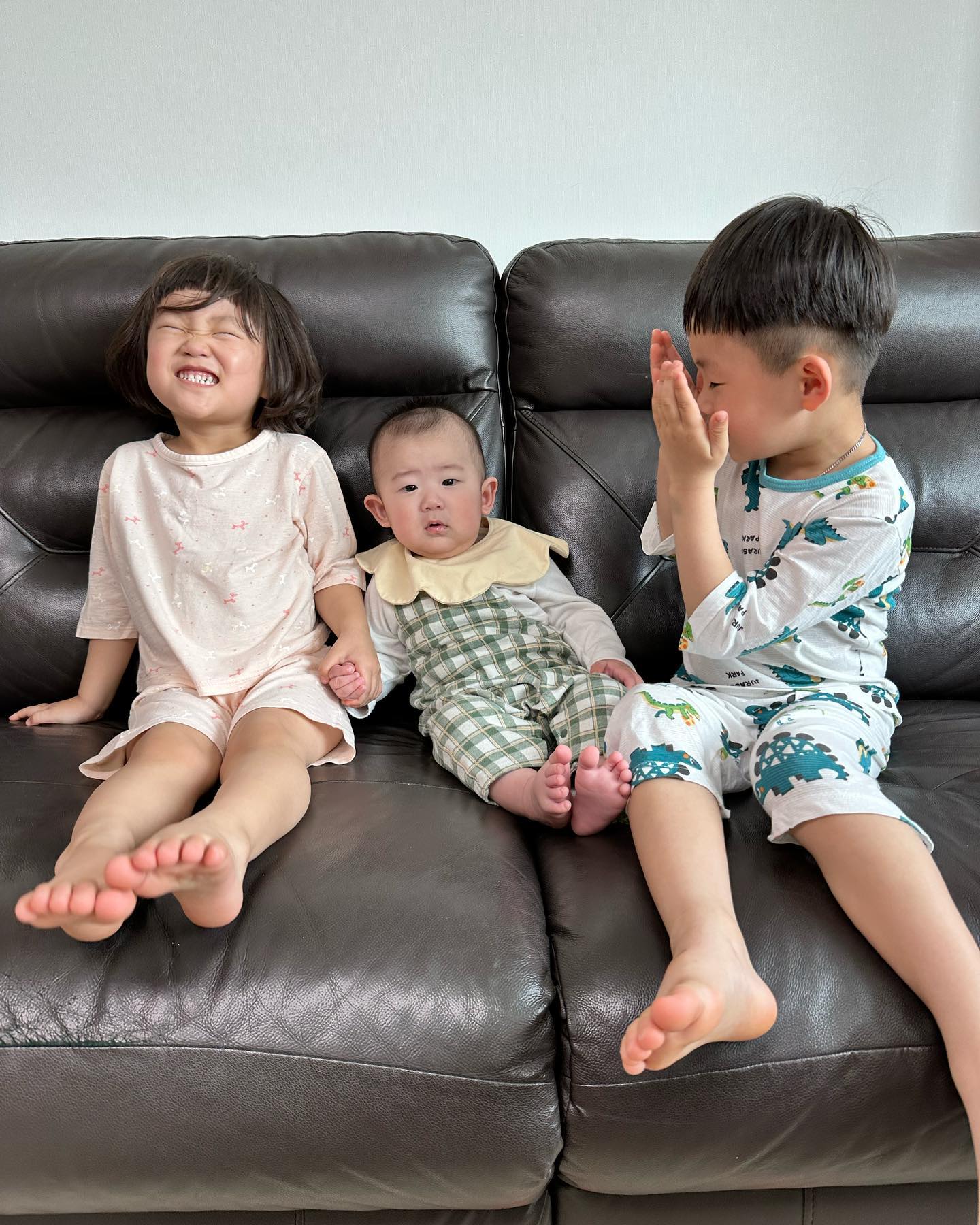 👶🏻 인생191일차 : 구미조카보고 친구부부네

벼르고 벼르던 휘희남매 보러 구미로 슝슝🚗 
도휘는 자기 장난감까지 준다고 그러더라구요ꃼ.̫ ꃼ 
애기들이란 쏘큣🤍🤍🤍

뚜호는 누나가 좋은가봐요. 눈을 못떼더라구요
계속 누나랑 아이컨텍중

칭구회사가 또 오빠집 근처라 픽업해서 저녁까지~
맛있다고 극찬하던 갈막에 해삼! 알차게 먹고 대구로
귀가해쓰요〰️