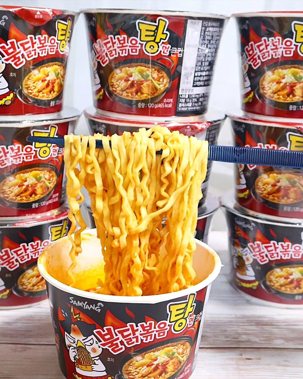 #협찬 불닭볶음탕면

한국인들이 사랑하는 
매콤한 맛의 불닭볶음

저는 볶음면보다는
국물이 있는 라면을 좋아해서
항상 다시 나왔으면 했던 
불닭볶음면의 국물버전
드디어 나왔습니다 꺆 😆

국내 단종되고 
해외에서만 판매해서 
해외 역직구 해야 먹을 수 있던
불닭볶음탕을 국내에서도 
편하고 쉽게 구할 수 있어요 
감동 눈물 😭😭😭

불닭 풍미는 그대로,
국물이 있어서
쌀쌀해지는 날 
뜨끈하게 즐기기 좋고
해장으로도 즐기기 좋다구여😜

특히!! 국물에 밥 말아서
라죽으로 먹으면
든든하니 매콤칼칼한 맛이 
배불러도 계속 먹고 싶은 그맛

쿠팡이나 공식몰, 편의점, 마트
가까운 곳에서 만날 수 있습니다❤️

playbuldak 
.
.
.
#불닭볶음탕면 #불닭볶음탕면라죽 #불닭볶음탕면죽 #불탕죽 #라죽 #재출시 
#국내 #해외직구#월드투어 #단종 #해외여행 #소비자요청 #컴백 #희귀템 
#여행필수템 #구매처 #국내단종 #출시 #편의점신상 #신상리뷰 #신제품 
#불닭 #buldak #월드투어 #글로벌 #라면 #라면스타그램 #맛스타 #맛스타그램 #맛팔