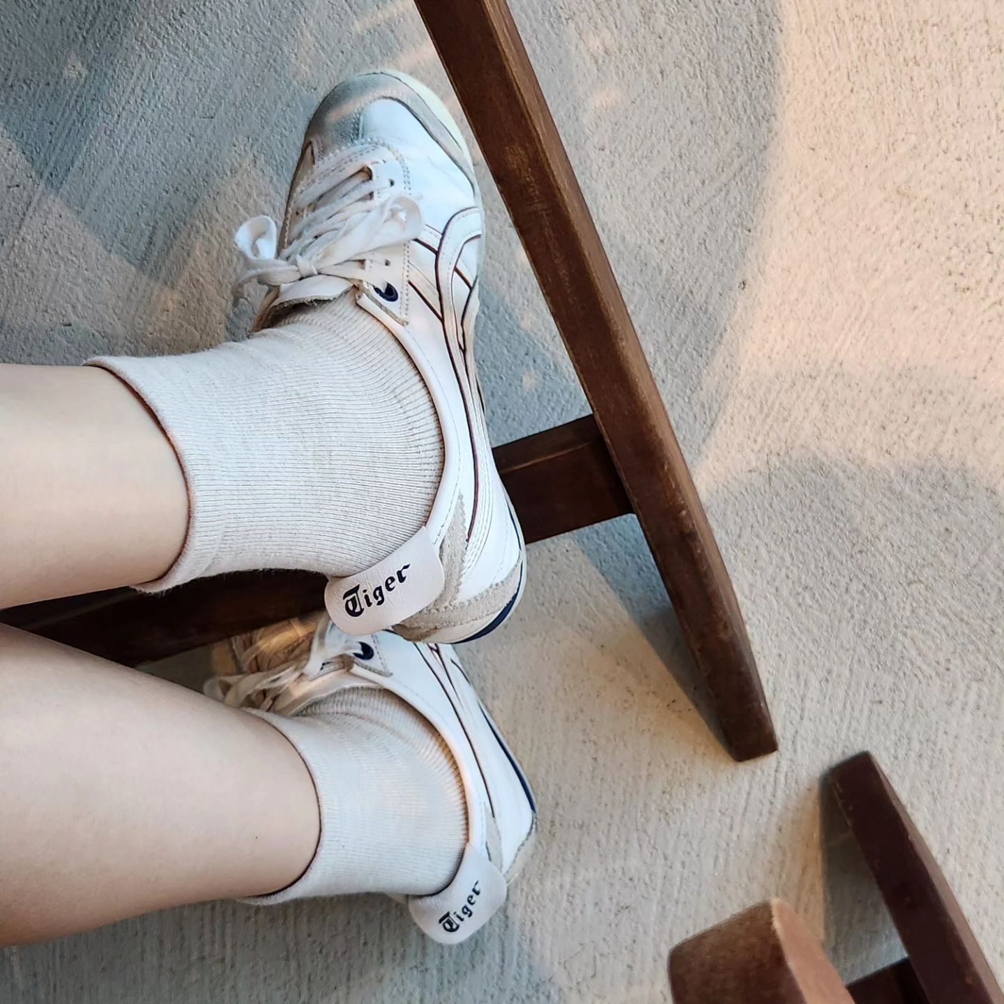 유행 없는 데일리템 #오니츠카타이거
몇 년전 선물받아 데일리템으로 즐겨신고 있어요.
특히 봄여름에 활용도가 높은 것 같아요 !
언제봐도 예쁘네요 🔥