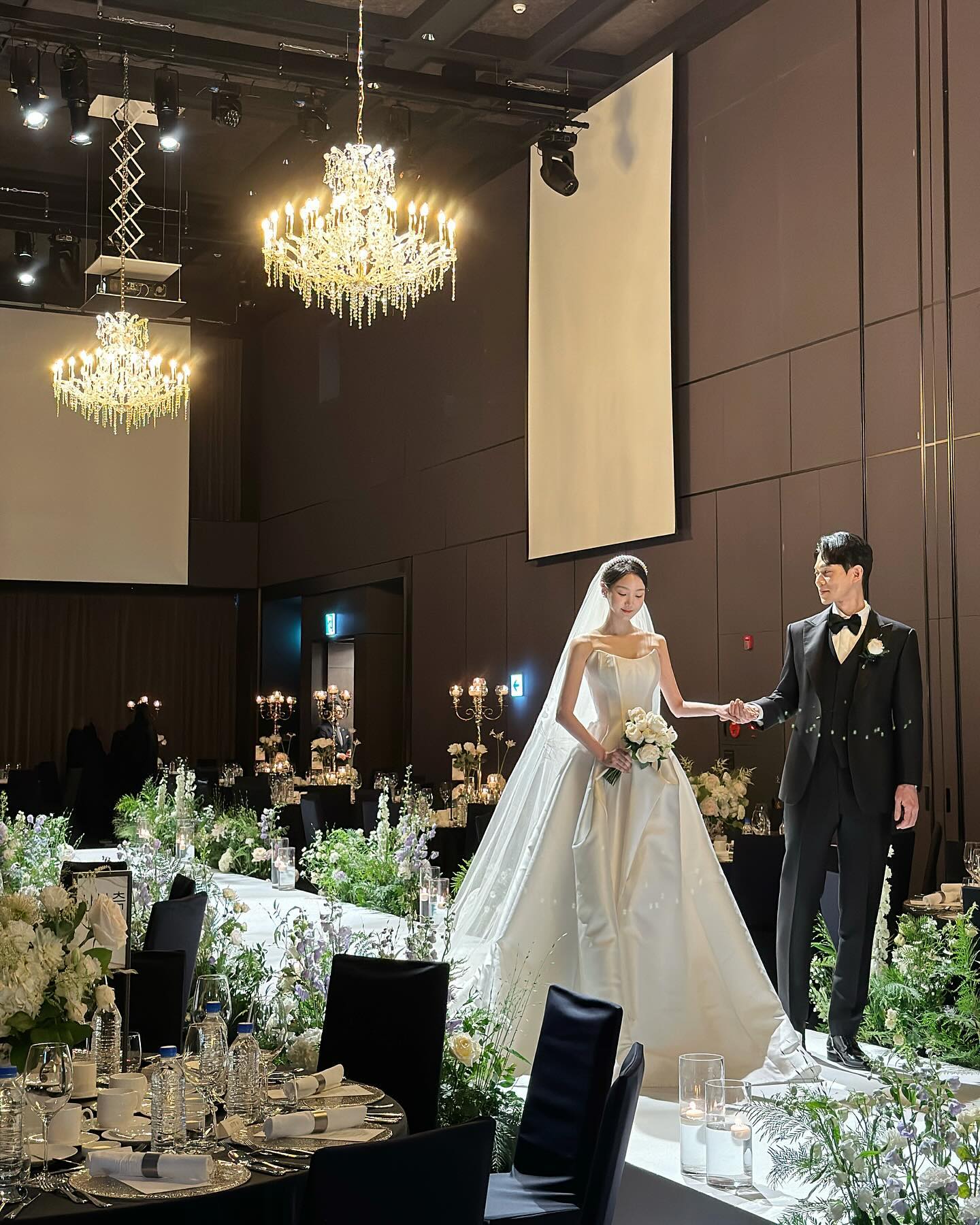 23.12.16. wedding day💍
저희의 결혼식을 빛내주신 모든 분들께 감사드립니다.🤍
1년 전부터 준비를 해온 터라 항상 12월이 멀게만 느껴졌는데 
어느 순간 결혼식 날이 되어 있었고 신혼여행도 다녀와버렸습니다..!

준비기간 동안 여러가지를 한꺼번에 하느라 체력적으로 힘들기도 했지만 
너무나 좋은 분들을 많이 만나서 제 자신을 되돌아볼 수 있는 계기도 되었고 
그분들께 좋은 기운과 영향을 많이 받아서 오히려 정말 재미있고 행복했습니다.🫶🏻

인생에 딱 하루, 딱 한 번뿐인 저희의 결혼식을 위해 정말 많은 분들이 마음 써주시고 응원해 주셔서 꿈꾸던 결혼식을 올릴 수 있었고 덕분에 저희가 더 단단해질 수 있었습니다.🤍

식 당일날 아침부터 궂은 날씨임에도 불구하고 자리를 빛내주셔서 다시 한번 감사드립니다.
그리고 잊지 않고 축하해 주신 분들께도 정말 진심으로 감사드립니다.
저희를 축복해 주신 따듯한 마음들이 헛되지 않게 사랑하는 오빠와 행복하게 잘살겠습니다🤍
새해 복 많이 받으시고 2024년도 행복한 한 해되시길 바라겠습니다🫶🏻🤍