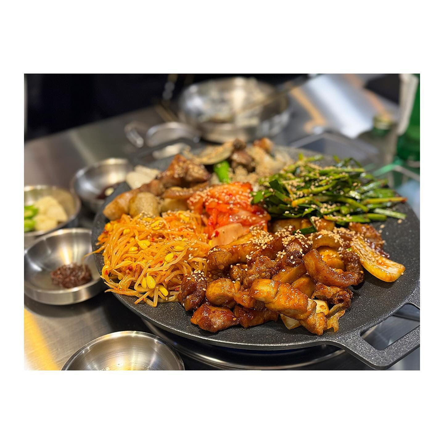 -
좋은 사람들이랑 구르메산장,
-
오랫만에 윤원장, 빅테레비대표님과 회동!
요줌 최애집인 구르메산장에서 먹고,
우오동뎅가서 마무리.
빅테레비 대표님의 개업봉투는 진짜 찐이다.
직접 그리는 캘리 죽지 않았어요 언니! ㅎㅎ