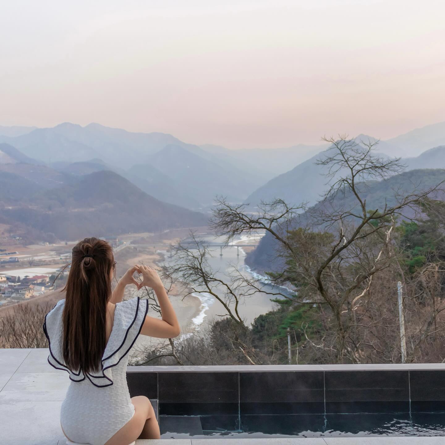 남한강뷰가 펼쳐지는 #단양풀빌라 쉬는돌바이마르디🤍
시설 빛 어메니티가 고급스러운데다가
신축숙소라서 감성있게 인테리어 되어있어서 
곳곳이 포토존이었던 #단양숙소 였어요✨

사우나가 내부에 있어서 사우나 이용이 가능하고,
숙소에 샤브샤브를 주문하면 먹기 좋게 나와서 
춥지 않게 실내에서 샤브샤브를 즐길 수 있어서 좋았던 곳이랍니다🩵
겨울 감성숙소로 추천드려요🫶💓

🏡#쉬는돌바이마르디
📍308호에서 묵음
▫️주소: 충북 단양군 영춘면 강변우회로 148
🔸사우나 있음
🔹샤브샤브 2인 45,000원