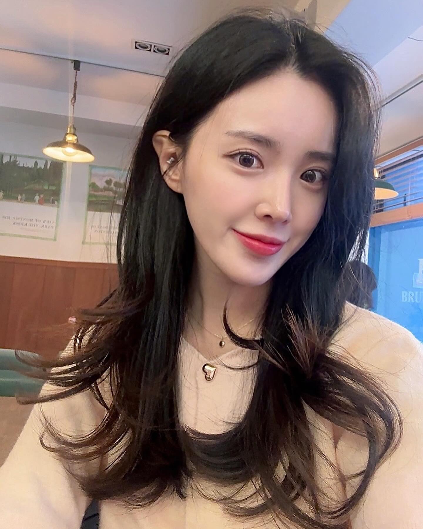 젬아워 테티스 로지브라운 컬러🤎

브라운에 핑크빛 한 방울 섞은 색감💖

영롱한 눈동자 표현가능이예용👀

부드러우면서 또렷한 느낌이라 어디에나 어울릴 렌즈 추천입니당🫶🏻

#제품협찬 #윙크앱 #젬아워 #젬아워렌즈 #gemhour #테티스 #눈빛렌즈 #윙플리뷰 #로지브라운 #렌즈추천