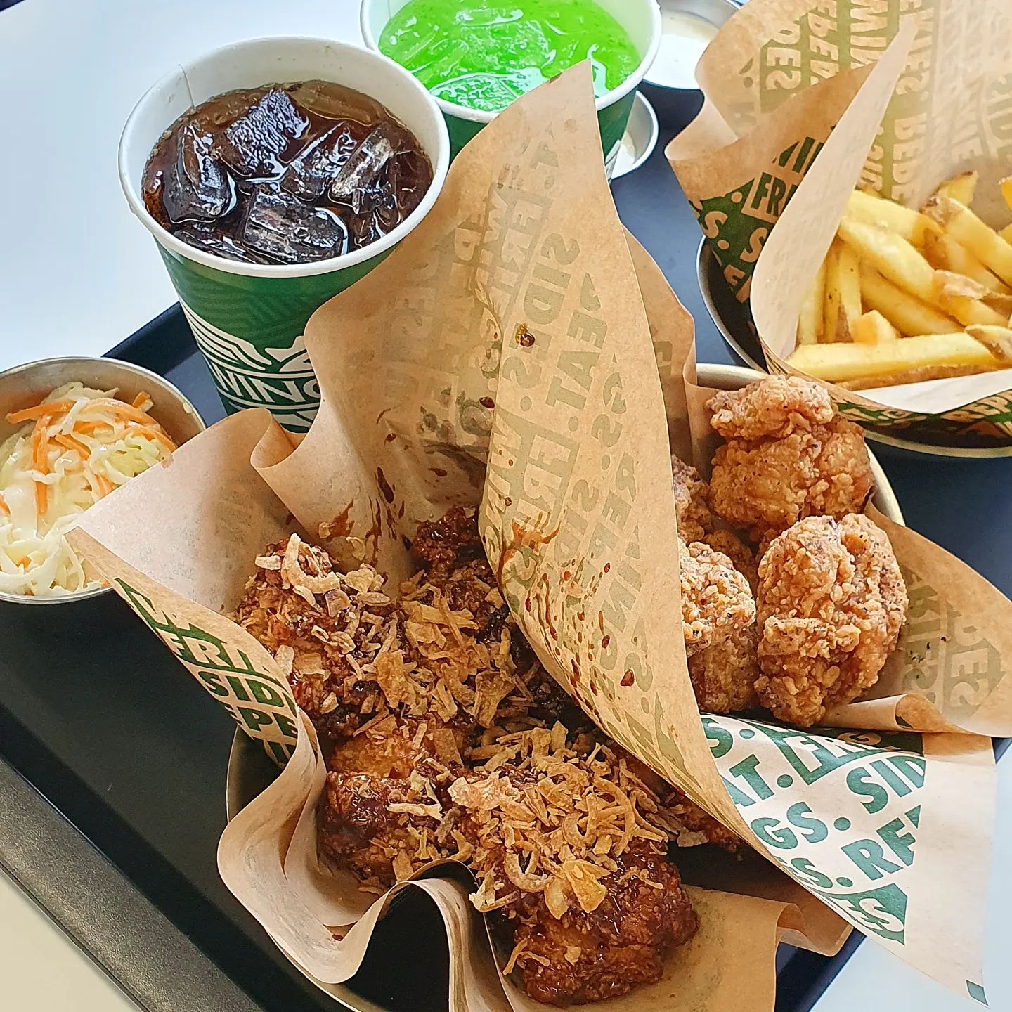 #협찬
언제 먹어도 맛있는 치킨 🍗
요즘 sns에서 미국 브랜드 치킨이 국내에 상륙했다고 핫하더라구요!!
그래서 못 참고 얼른 다녀왔어요~
강남에 위치한 윙스탑 치킨집이예요 🐔
⠀
주문은 키오스크로 하면 되고, 저는 2인 커플팩으로 주문!
매장 내부 깔끔했고, 미국 치킨 브랜드라 그런가 외국인이 많아서 깜짝 놀랐어요 ㅎㅎㅎㅎ
소스는 9가지가 있어서 고를 수 있는데
저는 스윗 스파이시 소이와 레몬페퍼를 골랐습니다 🍋
⠀
클래식(윙&봉), 순살 이렇게 종류 선택이 가능한데 저는 순살로!! 
주문과 동시에 갓 튀겨져 나오니까 정말 겉바속촉!!! 튀김은 바삭하고, 속 살은 부드럽고 맛있더라구요 🧡
짭짤했지만 소스도 맛있고, 선택할 수 있는 사이드도 많아서 배부르게 먹을 수 있었습니다 👍
⠀
⠀
#강남맛집 #신논현맛집 #강남치킨 #강남치킨맛집 #신논현역맛집#신논현점심 #점심맛집 #신논현치킨 #강남회식장소 #강남데이트장소 #윙스탑 #미국치킨 #강남치맥 #강남치킨추천
⠀