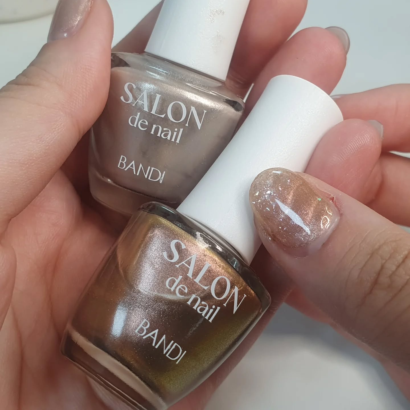 #협찬 bandi_selfnail 
셀프네일로도 자석네일이 가능하다니 💅
셀프로 자석 네일을 할 수 있는 반디의 살롱드네일은 올리브영에서 만날 수 있다는 점

실제로 사용해보니 색깔도 맑고 컬러도 잘 올라가서 다른색도 구매해서 사용해보고 싶어요
셀프네일 눈여겨 보셨던 분들 반디 츄천합니다 👀

#협찬 #반디 #BANDI #살롱드네일 #마그넷네일 #셀프네일 #셀프자석네일 #자석네일 #올리브영네일 #홀리데이네일 #겨울네일추천