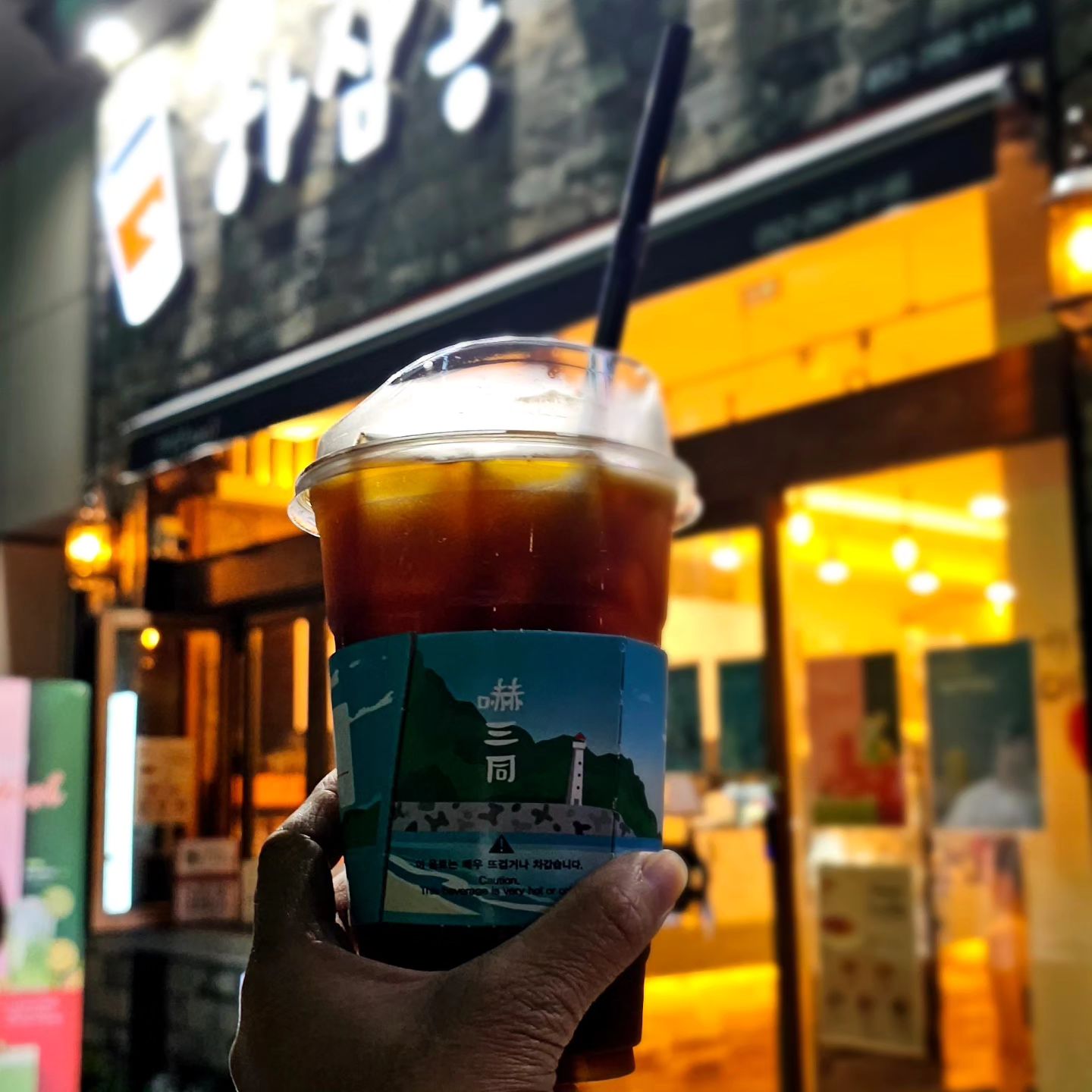 향숙이의일상♡
#직장맘의일상 

면연성결핍 1년 경고에 쌓여있는 일들을 뒤로 하고, 영양제 먹기, 둥이 학원 갔을 때 동네 한바퀴 돌기, 둥이랑 일찍 자기를 몇달 했더니 우짜둔둥 돌아가기는 커녕 쌓여만 간다.-.-;;

더는 쌓아둘 수가 없기에 다 하고 자기보다
새벽에 일어나려고 애쓰고 있다.
낮이 되면 하품에 졸음이 오지만 끝없는 업무에 졸틈이 없다.  오늘은 둥이랑 저녁 먹고 태권도를 보내고, 뭔가 달달구리한것도 생각나고, 뭔가 씹기도 해서 아몬드초코볼과 졸음방지 효과감
샷추가한 진~한 커피 한잔을 사들고 사무실로 갔다. 일하다보니 둥이 올 시간~
요것만 하고 가지하다 스스로 목욕까지 다한 둥이♡ 많이 컸다 내사랑들♡

공주는 아직 머리말리기를 힘들어하기에 어여 와서 머리말려주고, 아빠랑 책한페이지 읽고, 잼난 영상 한편 보고. 꿈나라로 갔다.
나는 집안일도 많이 있고, 잠도 자고 싶지만 벌써 수요일밤인데 이번주 끝낼일이 많기에 다시 컴앞에 앉았다.

요즘 여기저기 치이고 상처받고, 알고 싶지않은 인생사로 모든게 다 싫다.
안밖으로 쌓여있는 일들과 더는 미룰수 없는 시간에 쫒기는 일들로 인해
사람 만나기 싫고, 그냥 다싫다.
그럼에도 불구하고 해야하기때문에 그냥한다.

그런 나에게 혼자 속삭인다.

#일복많은팔자1인 #나이먹을수록술술풀릴1인  #딸린식구많은1인 #노인정에서안심심할1인
#무책임하지않은1인 #꿈을이루는사람 #INFJ #소심한결정장애a형 #달달구리 #씹고또씹고 #깊은우울증에빠지지말자 #심신이건강하게늙자