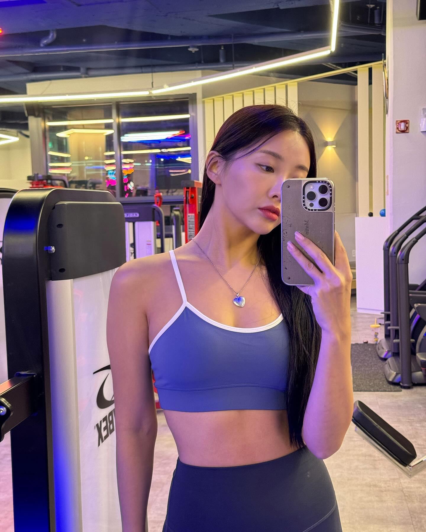 #협찬 누보헤 Beaute Rose Cross top👚

운동을 시작하면서 부쩍 운동복 쇼핑도즐기게 되었는데요😏😏 누보헤의 이쁘고 편한 크롭탑을 입어보게 됐어요!

제가 입은 탑은 
애슐레저 전문 브랜드 콘치웨어와 콜라보레이션 제품이예요🤝
X자 는 처음 입어보는데, 꼭 한쪽 브라끈만 흘러내리는 저에게는 정말 편한 타입이었어요! 포인트가 되는 X자 모양은 앞으로 또는 뒤로 위치하게 해서 연출을 다양하게 할수 있는데
앞으로 엑스자를 놓으면 볼륨감이 더 사는 느낌이었어요🫣(저는 없으니 찾지마세요)

 가슴을 압박하지 않고  강도 높은 운동에도 움직임을 잘서포트 해 줘서 편한데,  소재도 닿는 느낌이 부드러워서 여름에 입고 다닐까 싶기도 해요😆
패드도 살짝 모아주면서 볼륨을 살려주는데 통기성도 좋아 보이더라구용

컬러는 허니베이지, 리치라벤더, 소프트블루, 무드인디고 네가지 컬러예요! 
저는 무드인디고 S를 착용했습니다✨

#누보헤 #운동복 #필라테스상의 #브라탑 #헬스브라탑 #운동브라 #운동복탑 #여자브라탑 #요가브라탑 #스포츠브라탑 #나시브라탑 #오운완 #여자브라탑추천 #여성브라탑추천

이 글은 TESTPROS를 통해 본 업체에서
제품 또는 서비스를 제공받아 작성된 글 입니다.