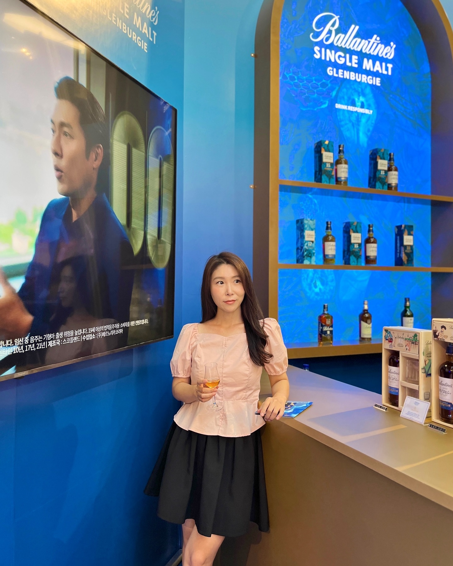 #광고 ballantines_kr

늘상 하는 인사말, ‘밥 한번 먹자, 얼굴 함 보자’
아무리 바빠도 소중한 사람들과의 만남은
미루지 말아야겠다는 생각이 드는 요즘이에요
친구와 함께 #발렌타인싱글몰트 #글렌버기
팝업스토어 방문해서 다양한 체험해봐요
얼마나 잘통하는지 카드 테스트해보고
주사위 게임으로 서로를 알아가는 시간도 갖고
퍼즐 게임으로 하나가 되는!!
3곳에서 미션 완료하면 럭키드로우 진행되니까
행운을 기대해봐도 좋겠고요
현장에서 #발렌타인위스키 구매하면
특별 각인 서비스 무료로 받을 수 있어요

#발렌타인글렌버기 팝업스토어
서울 영등포구 국제금융로 10, IFC몰 L3층 맥도날드 앞
8/30 - 9/13 (15일간) 10시 ~ 22시

#발렌타인현빈 #현빈 #drinkmorewater

Drink Responsibly 경고: 지나친 음주는 뇌졸중, 기억력 손상이나 치매를 유발합니다. 임신 중 음주는 기형아 출생 위험을 높입니다. 19세 이상의 법적 음주 허용 소비자를 위한 컨텐츠입니다. 제품명: 발렌타인 싱글몰트 글렌버기 12년, 15년, 18년 제조국: 스코틀랜드 수입업소: ㈜ 페르노리카코리아