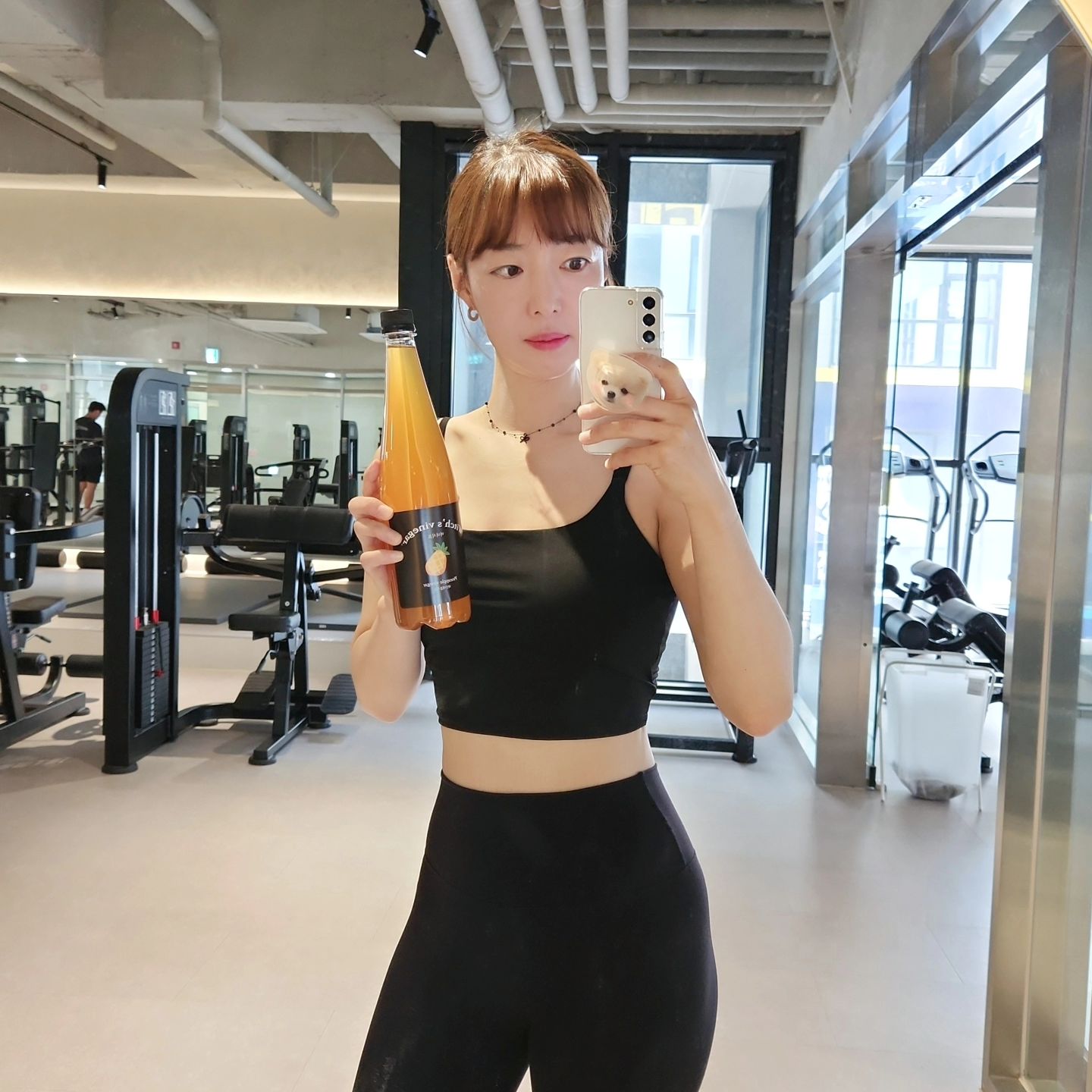 #르미_운동 

주말에 잘먹어서 어제는 호되게 핫체에 빡식단!
덕분에 오늘은 몸이좀 가벼워짐❣️👍
어깨가 컨디션이넘좋아서 가슴운동 무게도쳐봤는데
넘재밌쟈나💪희희 계속 안아팠음 좋겠다🙏

요즘 더워서 자꾸 음료가 땡기는데
탄산수에 얼음동동해서 먹으면 너무맛있고
혈당도잡아주는 마녀식초 넘좋아
마녀식초는 단1g의 인공첨가물도 들어있지않고
주정이나물을 섞지않은 100%과일식초로
소량의 자연발효식초만을 수작업으로 생산하니
믿먹이쥥😋마녀식초로 혈당스파이크 막아보쟝❣️
링크는 스토리에💕

어제는바뽀서 피드를못남겼는데 이번주도
덥지만 마음만은 시원한 한주보내자구용💙