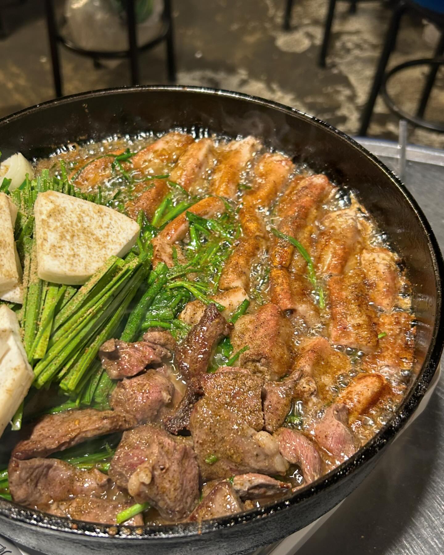 강남 60년 전통 신촌황소곱창

💟 곱창 왜 먹어도 먹어도 질리지 않는 걸까?! 가게마다 다른 느낌의 곱창들! 오늘은 강남에 위치한 신촌황소곱창 먹었어요!😄😘

💟야장느낌 물씬나는 테이블에~ 지글지글 무쇠그릇에 300도로 튀겨지는 황소곱창! 이모님들이 기름 걸러주시고 맛있게 먹는 팁도 알려주시고 스르륵 사라지셔요

💟같이나온 염통도 잡내안나고 맛나고 같이 나온 샐러드랑 같이 먹으면 상큼 고소하니 맛이 좋아요!😆😆

💟한국인의 디저트 바로바로 볶음밥까지 먹으면 완벽한 한끼💕💕

#강남곱창 #곱창맛 #신촌황소곱창 #곱창맛집 #강남맛스타그램 #먹스타 #먹스타맞팔 #먹팔맞팔 #좋아요 #좋반