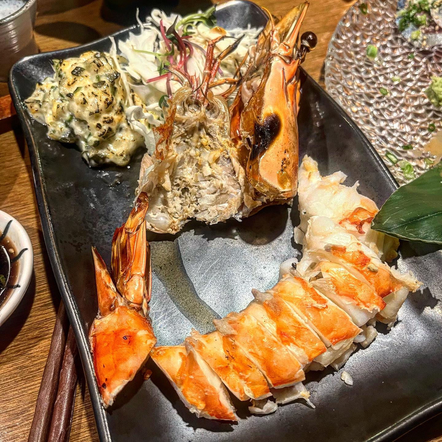 📍부산_동래
🏷️파치파치🐟2탄

🥇동래에 최애 단골 이자카야 파치파치!  예약필수에요📌
한번도 안간사람은 있어도,, 한번 가면 단골되버리는 이자카야에요🤭
마치 일본현지에서 먹는 느낌이랍니다🎏

사케 종류도 정말 정말 많은데, 사장님이 추천을 잘해주세요😍
메인 사시미말고 다른 메뉴들도 다 맛있답니다!

✔️킹타이거 새우 싯가 
✔️꼬치 1개당 0.3~0.35 
✔️조개버터술찜 2.3 

킹타이거 새우는 꼭 시키세요🦐 새우가 엄청 커요!! 
기본 하나는 꼭 시키는 메뉴에요 타르타르 소스도 짱
조개술찜까지 잘하시면 어쩌나요🦪🍲💕
일품진로랑 정말 잘어울려요!! 
야채도 완전 많이 넣어주시고 조개도 알크고 실해요🦪 

또 먹고싶어요😝😋

.
.
.
#모꼬모꼬 #모꼬모꼬부산 #동래 #동래술집 #동래맛집 #파치파치 #동래파치파치 #훈혁 #부산맛집 #부산술집 #이자카야 #부산이자카야 #동래이자카야 #동래맛집추천 #동래술집추천 #부산이자카야추천