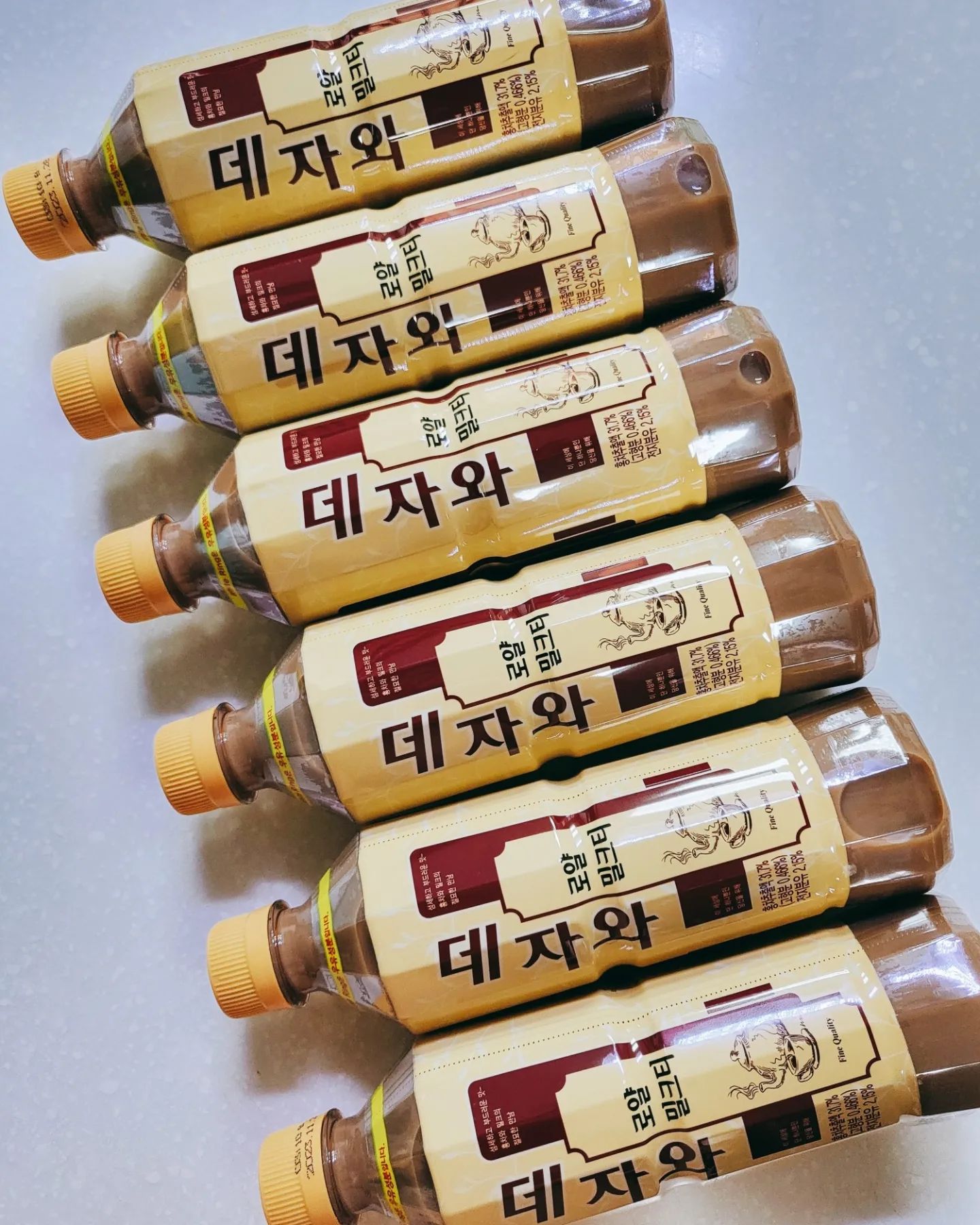 #서울대음료 #데자와

요즘 #커피대신 마시는 #데자와밀크티 ☕️🍫 이전에는 싱겁게 느껴졌는데, 오랜만에 마시니 농도 딱 좋음. 얼음에 타 먹으면 더 시원하고 맛남🤎🖤

아침에 커피 마시면 속 쓰리는데, 데자와에 섞어서 #밀크티라떼 만들어 먹어도 굿👍✌️ 얼려서 #밀크티빙수 만들어 먹는 것도 추천🍨🍧

홍자추출액 31.7% 들어있고, 당류는 35%로 많이 달지 않음. 한병 500ml 190kcal로 부담없음🧊🧊

요즘처럼 무더운 여름날 데자와밀크티로 당 충전하세요🤩😘

#밀크티 #밀크티음료 #음료 #음료스타그램 #밀크티맛집 #daily #homecafe #음료수 #음료추천 #당충전 #일상 #음료레시피 #홈카페 #홈카페놀이