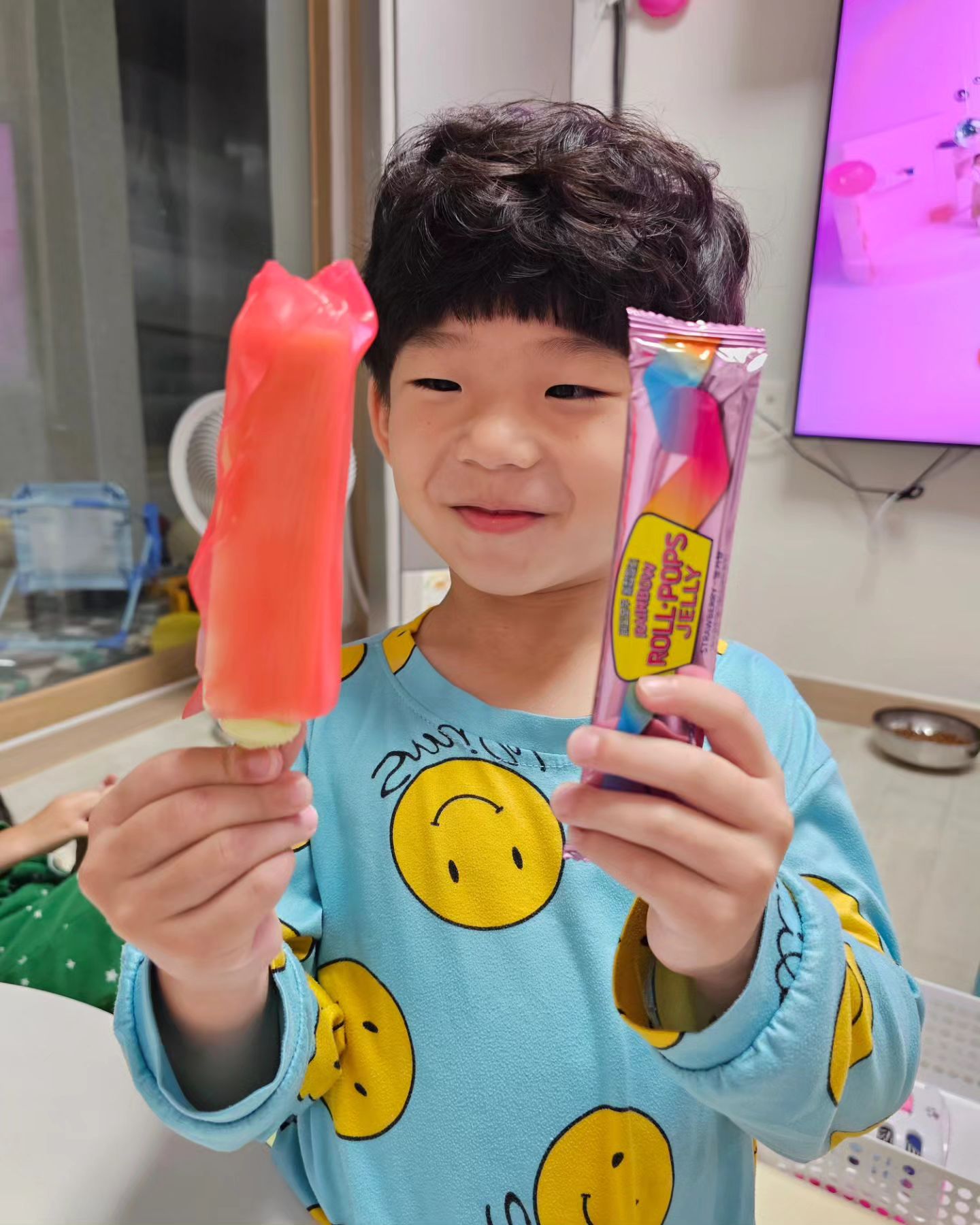#협찬

요즘 유행하고 있는 편의점 신상간식 #롤팝젤리 받아보았어요😊
택배가 오자마자 아이들은 어떻게 먹는지 알더라구요😄
아이스크림에 감싸면 말랑말랑한 젤리가 딱딱하게 변신👏🏻👏🏻
오😲 신기방기해요
겉바속촉이 완성되는🤭🤭
아이들도 진짜 잘 먹더라고요
궁금한 인친님들은 편의점으로 가보실까요?^^

#젤리 #말아먹는젤리 #감싸먹는젤리 #롤업젤리 #아이스크림젤리 #롤업젤리아이스크림 #편의점신상 #편의점젤리 #CU편의점신상 #이마트24신상 #틱톡롤업젤리