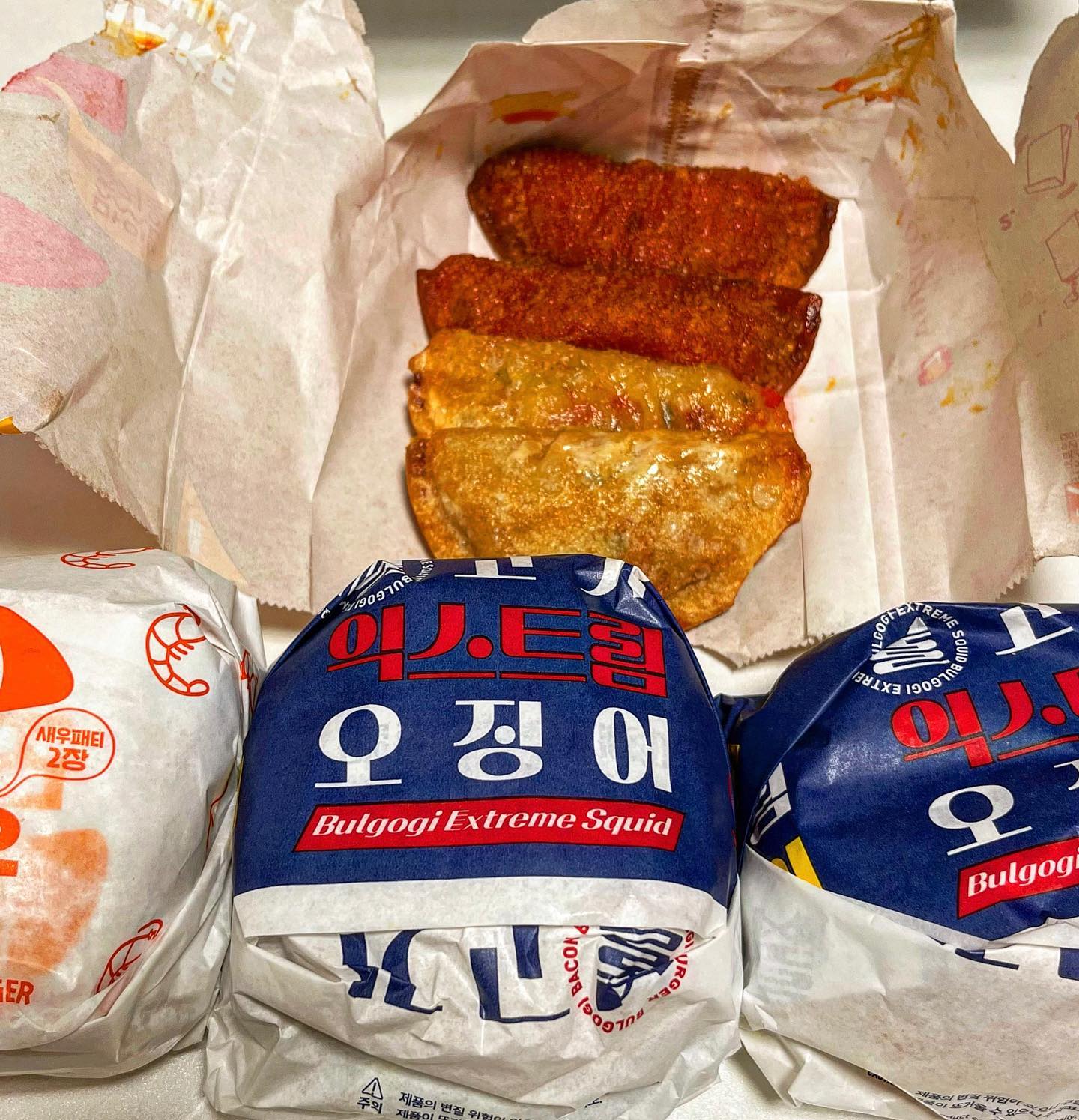 💛롯데리아 신메뉴💛
미친만두, 불고기 익스트림 오징어버거 

👉🏻불고기 익스트림 오징어버거
₩6,900
👉🏻청주 섞미만두 (매운만두,미친만두 4조각) ₩5,000

오징어버거 좋아하는데 이번에 
오징어버거랑 불고기버거 합친버거 나와서 바로 먹어봤다

불고기랑 오징어버거 조합이라 맛있음💟 

오징어버거 단독도 좀 만들어줬으면 좋겠는데 ꖶዞ 안만드는지 이해가 안감 

청주미친만두는 맛이없고 맵긴한데  굳이 다시 사먹을맛 아님
청주매운만두는 하나도 안매움