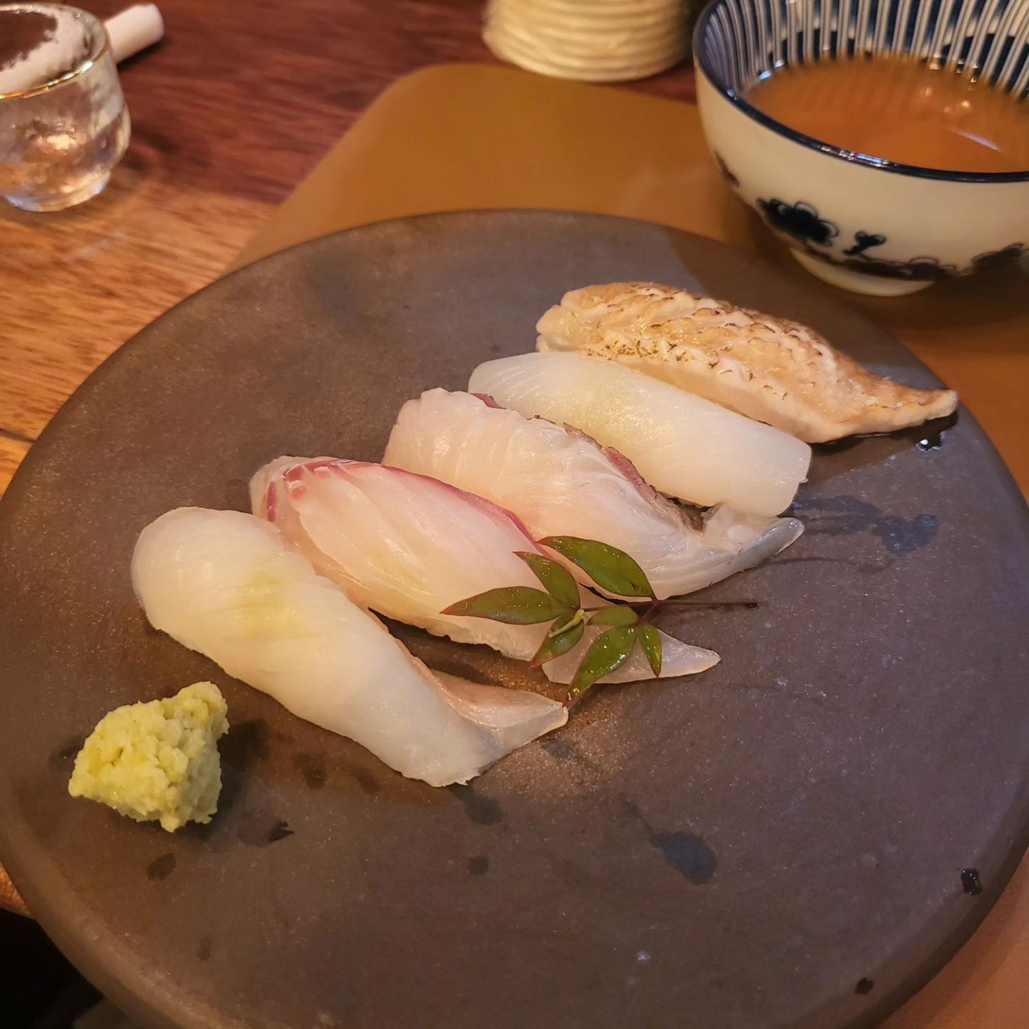 연말이라 좋은 식사자리가 많은 요즘
맛도리 과장님이 추천한 스시집
비오는날 회식하러 다녀왔는데 만족스러워서 조만간 생일때 또 가려구요
맛있게 잘 먹었습니다♡

#울산다온스시#스시오마카세#울산달동스시