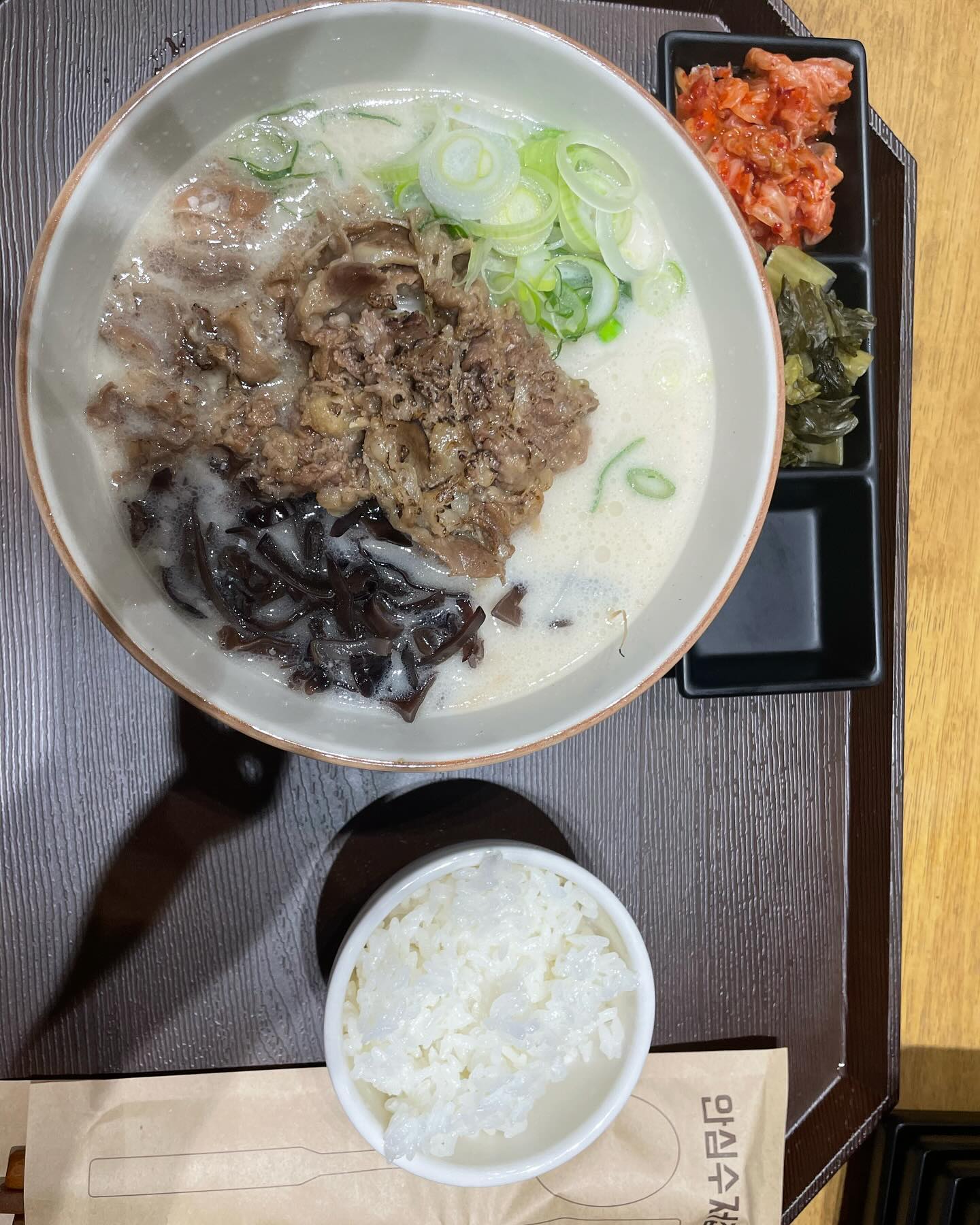 #판교흥도식당
홍도식당인줄…
엄청친절함!
나혼자와서 기다리고있는데.. 앞에 그릇이있어서치울려했는데! 직원이 치워주면서 새해복많이받으세요! 하는데! 와우! 
모르는 사람한테 새해복많이받으세요하니 정말 많이받을듯! 좋코요!! 키오스크로주문하는데.. 하나만 나와서 왜내껀 안나오나 했더니.. 내가 장바구니에 안담아놨다! 아이쿠!! 
그래서 다시주문할려했더니 이미 마감! 
배고팠는데..참아야지하고있는데..
본인들이 잘못했다고!  다른돈까스로 주겠다고!! 나왔다! 
와우! 감동!!☺️
맛있게먹고! 계산할려했더니 라멘만계산하면된다고하네! 
와우! 여기 넘멋있어! 
돈까스도 서비스모드가아니고! 메뉴그대로인데.. 
담에 또 가야지! 
#흥도식당판교